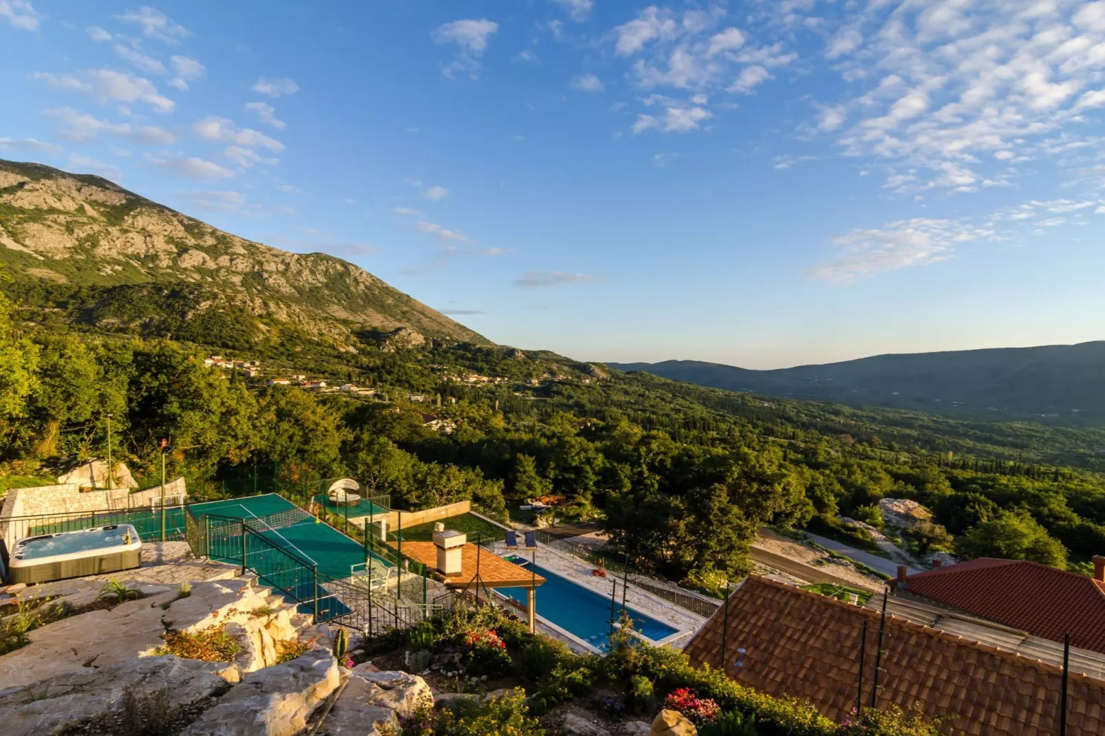 Villa Falcon Rook - Four-Bedroom Villa with Terrace and Swimming Pool-Zwembad