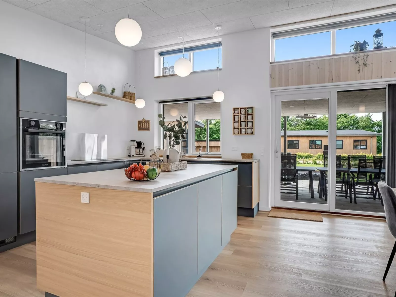 "Elevus" -  from the sea-Binnen