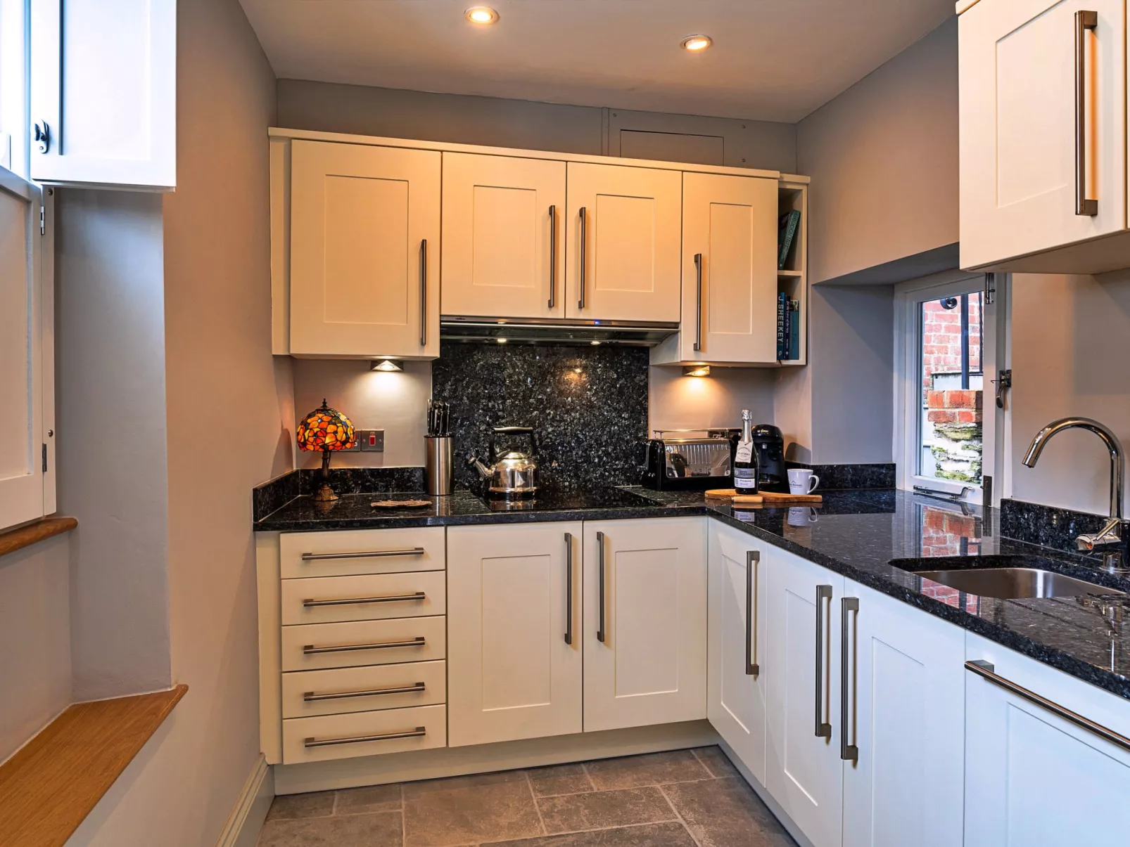 Potters Cottage-Binnen