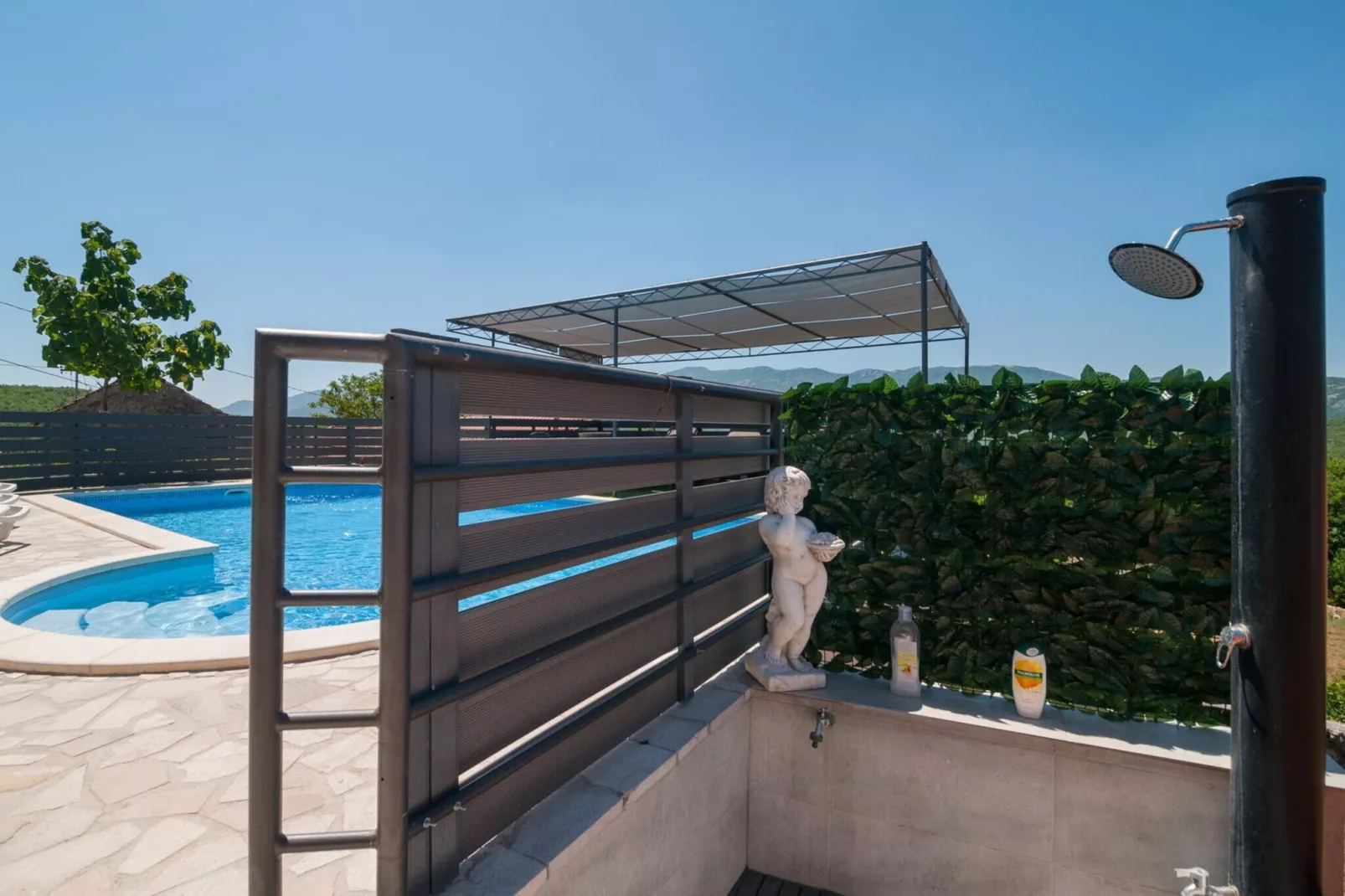 Five-Bedroom Home-Zwembad