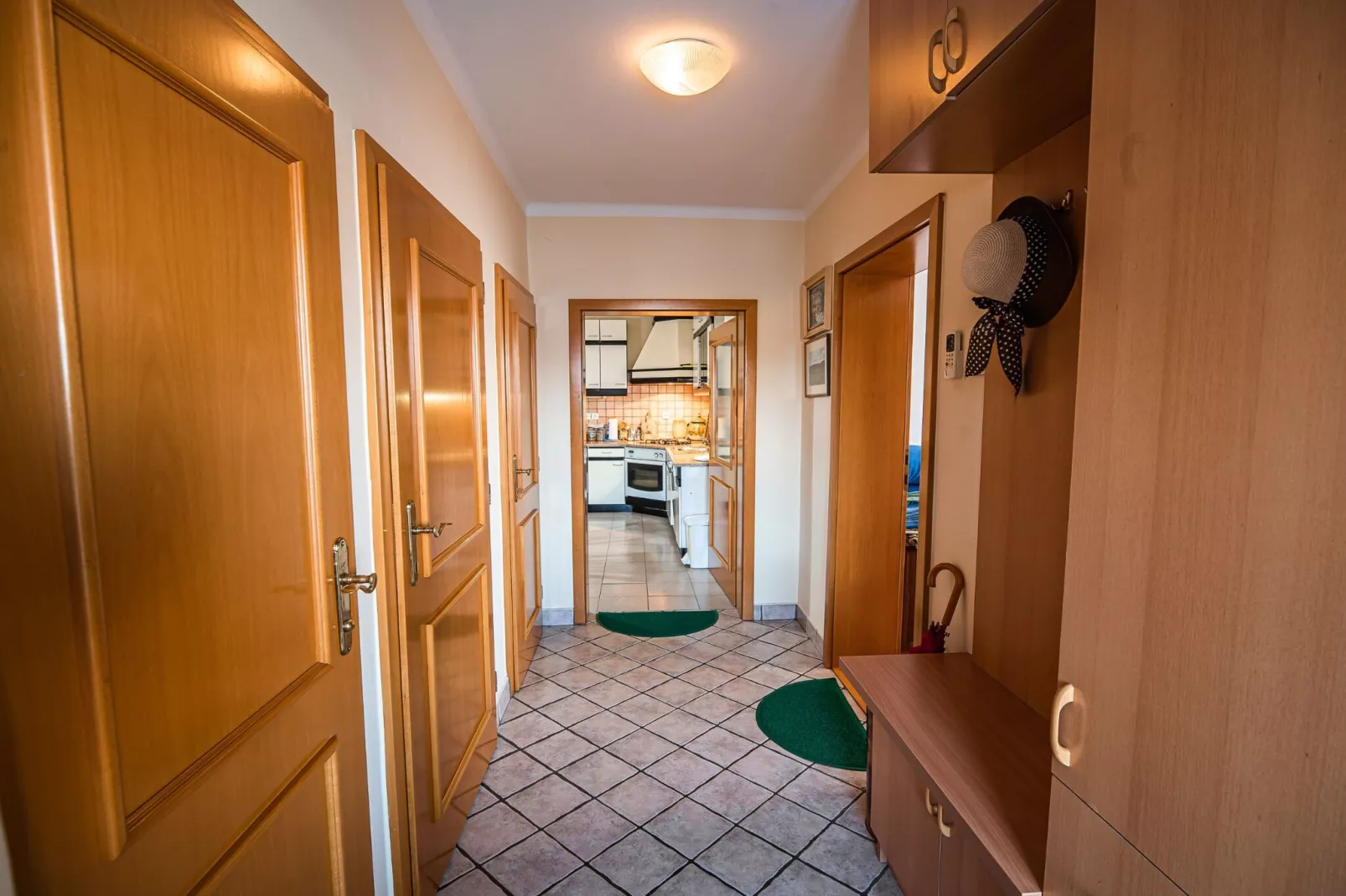 Relaxing Retreat with Hot Tub in Sevnica - Three Bedroom Apartment-Binnen