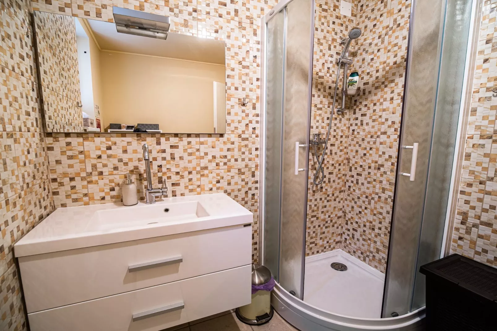 Elegant and Stylish Retreat Apartments with Terrace - Two Bedroom Apartment with Terrace-Badkamer