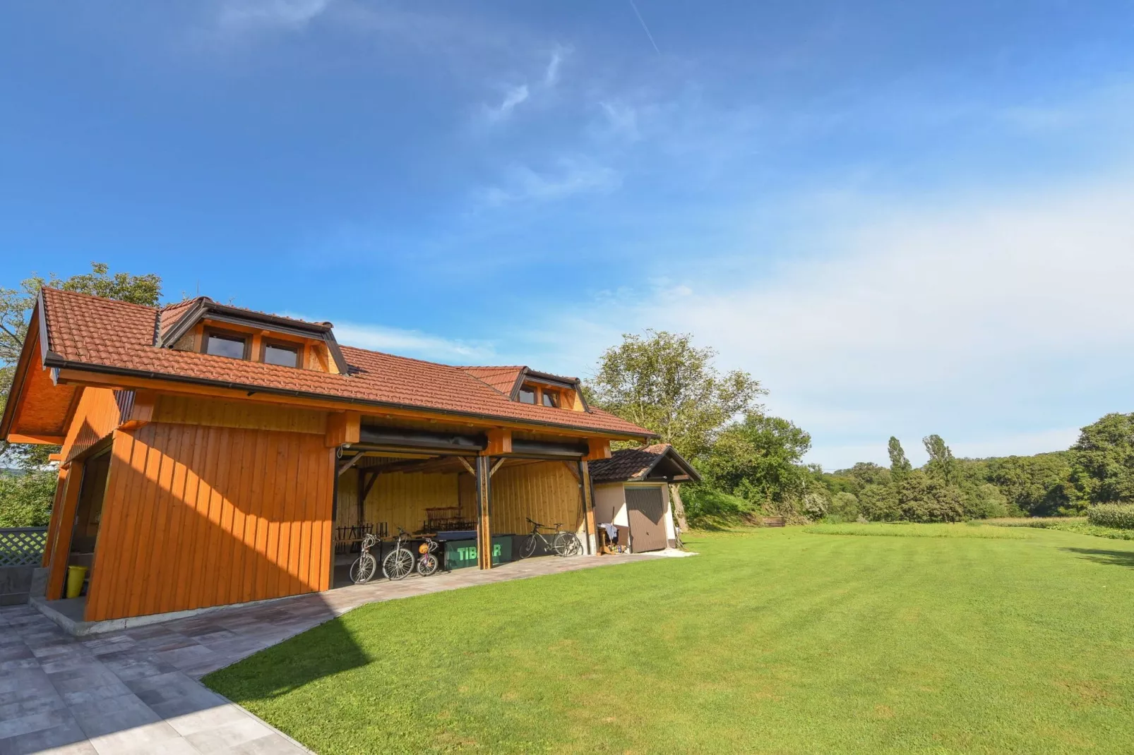 Cozy Luxe Holiday Home with Natural Thermal Bath - Seven Bedroom Holiday Home-Buitenlucht