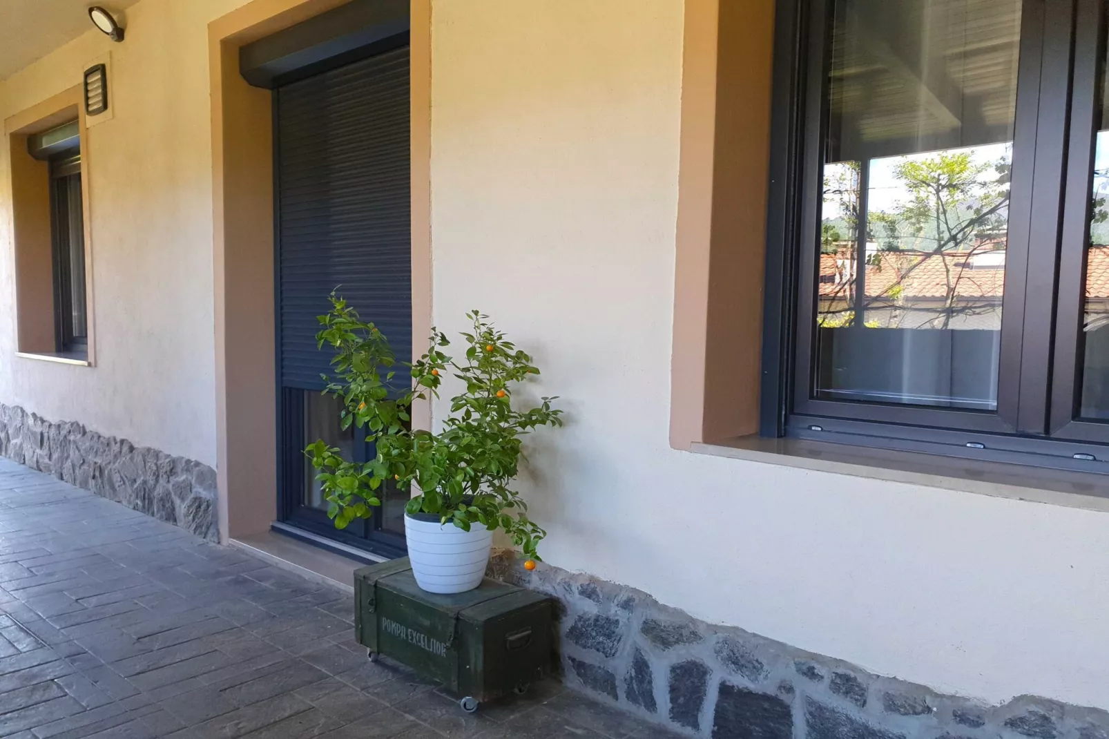 Bright and Sunny Apartment with Terrace - Two Bedroom Apartment with Terrace-Buitenlucht