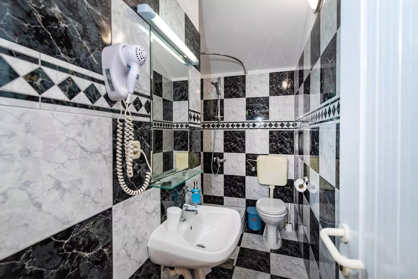 Sea view apartment Dajana-Badkamer