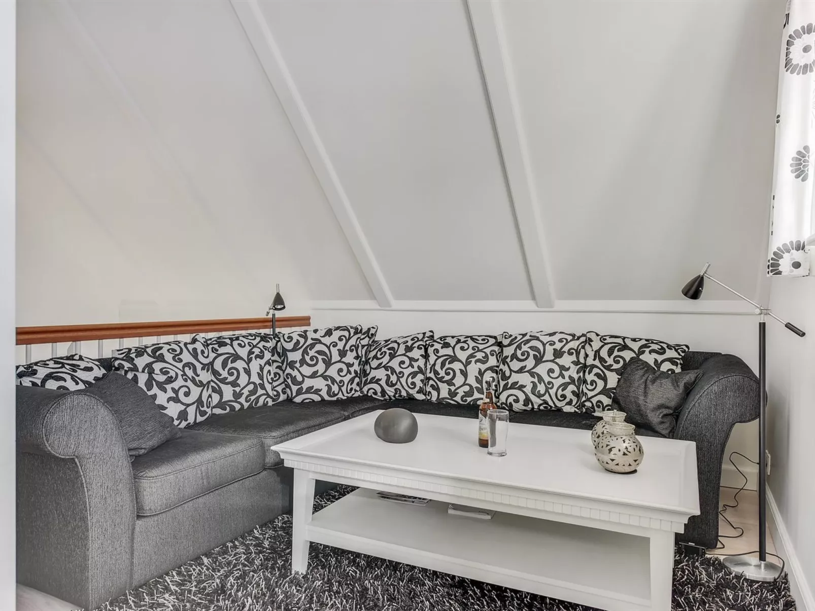 "Joar" - 5m to the fjord-Binnen