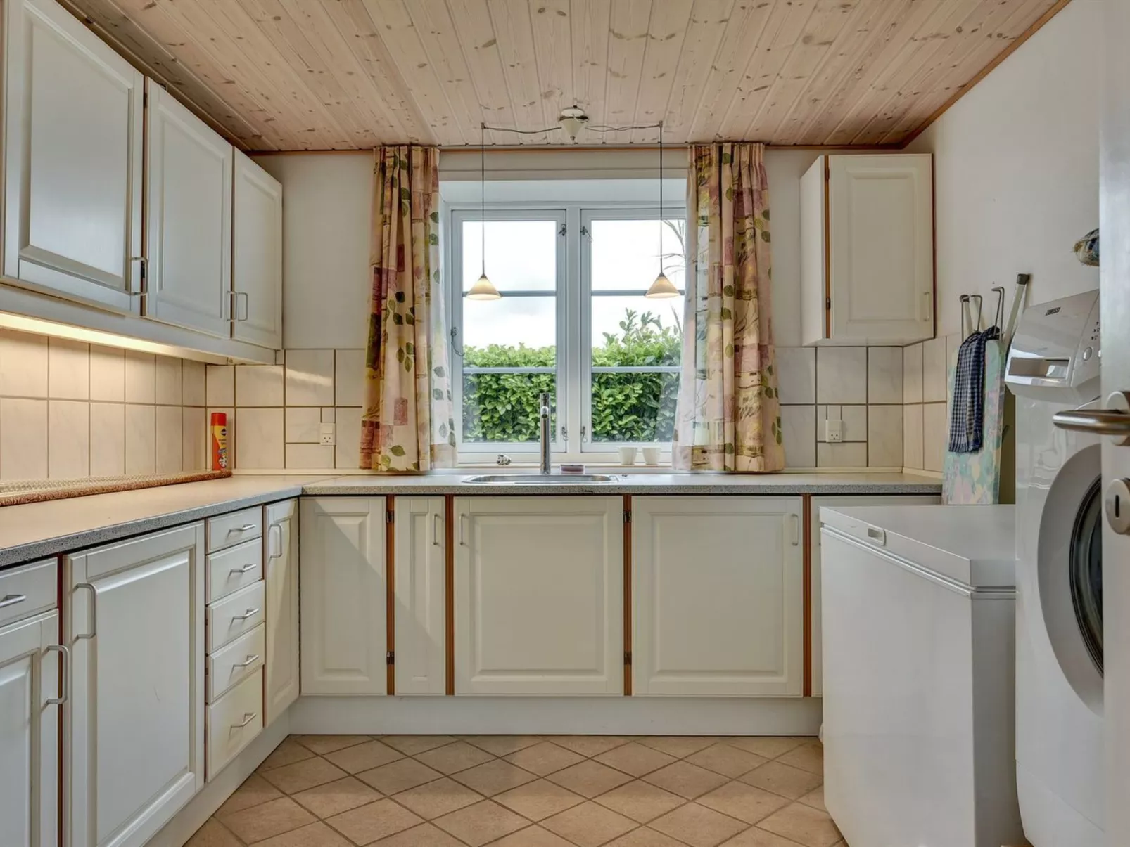 "Joran" - 120m from the sea-Binnen