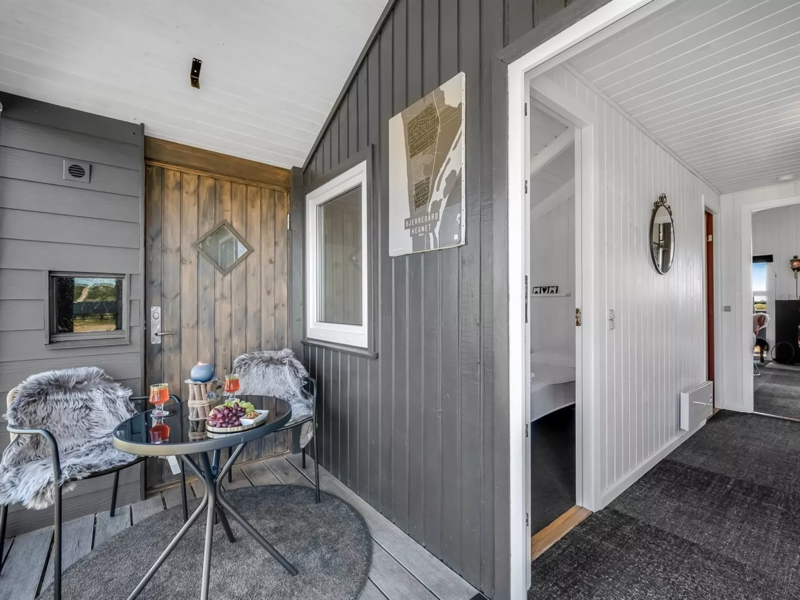 "Henning" -  from the sea-Binnen