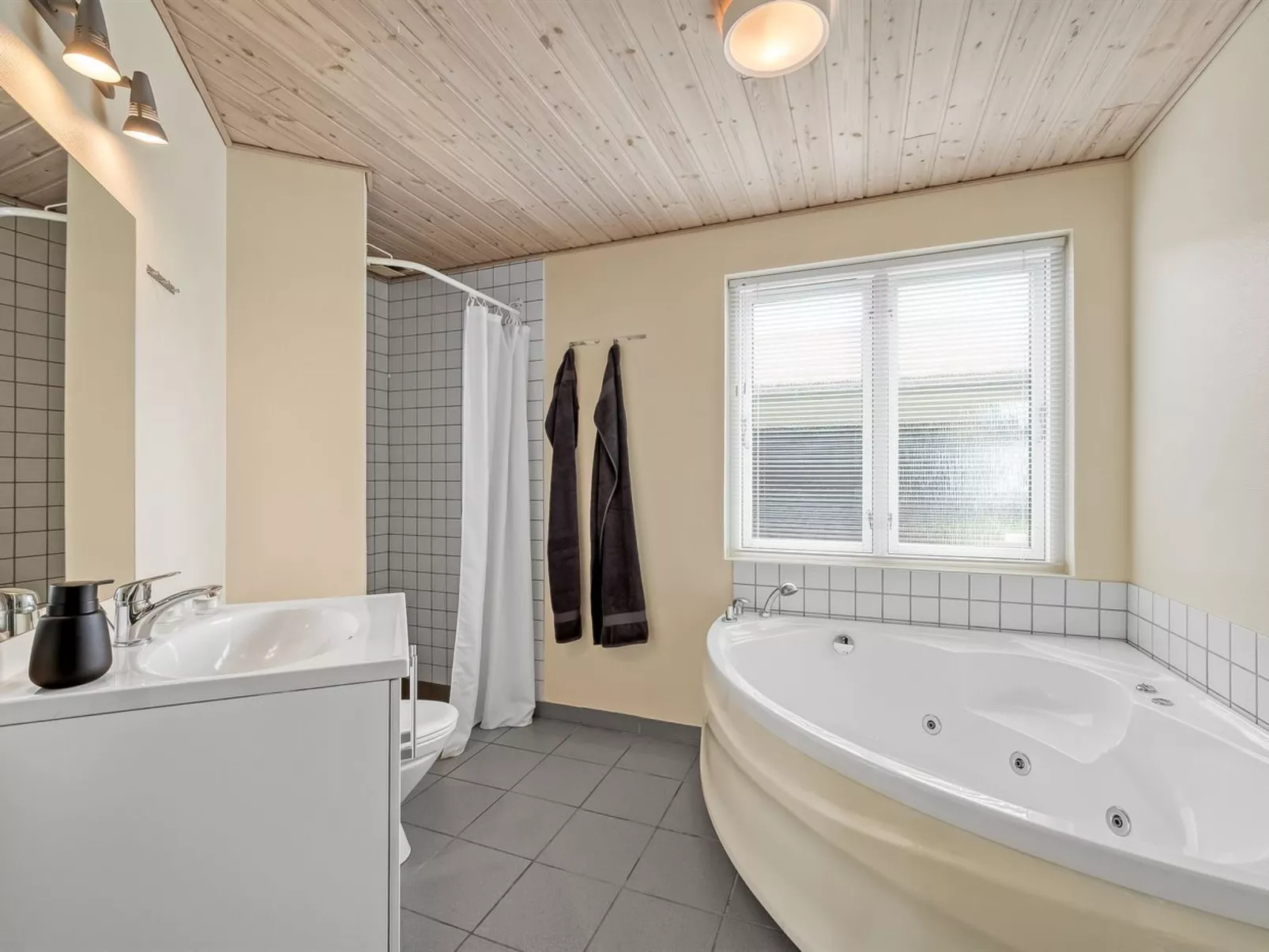 "Aurelie" -  from the sea-Binnen