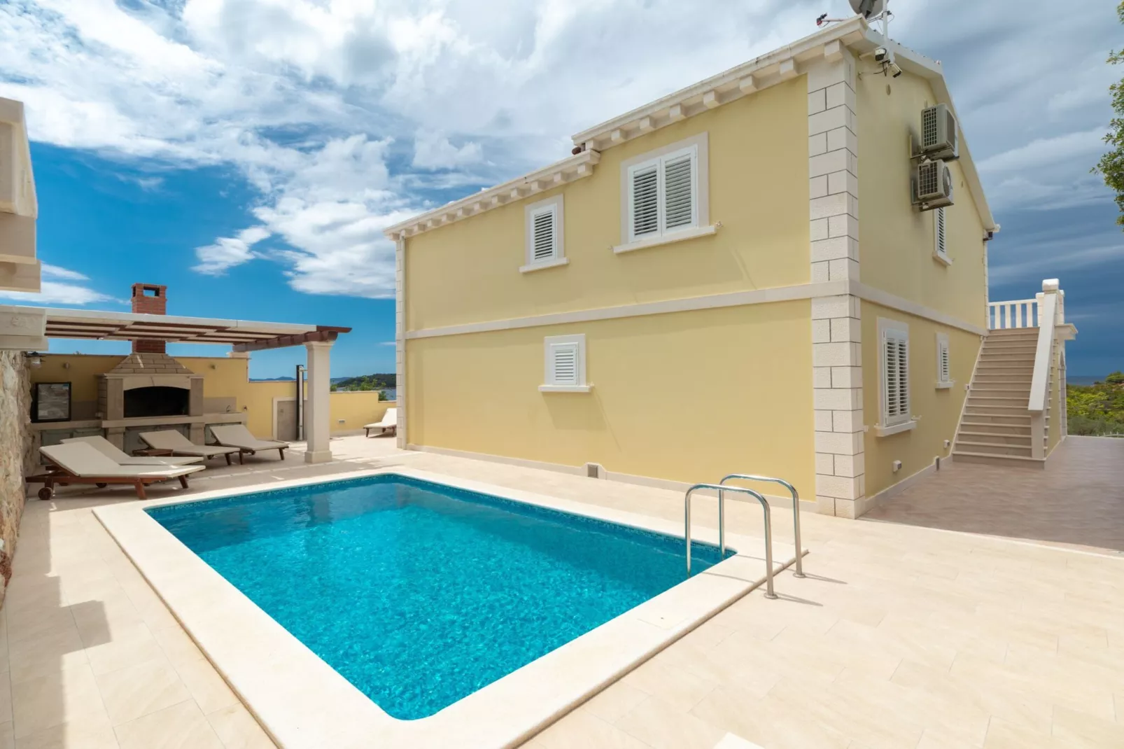 Modern Villa with Pool-Zwembad