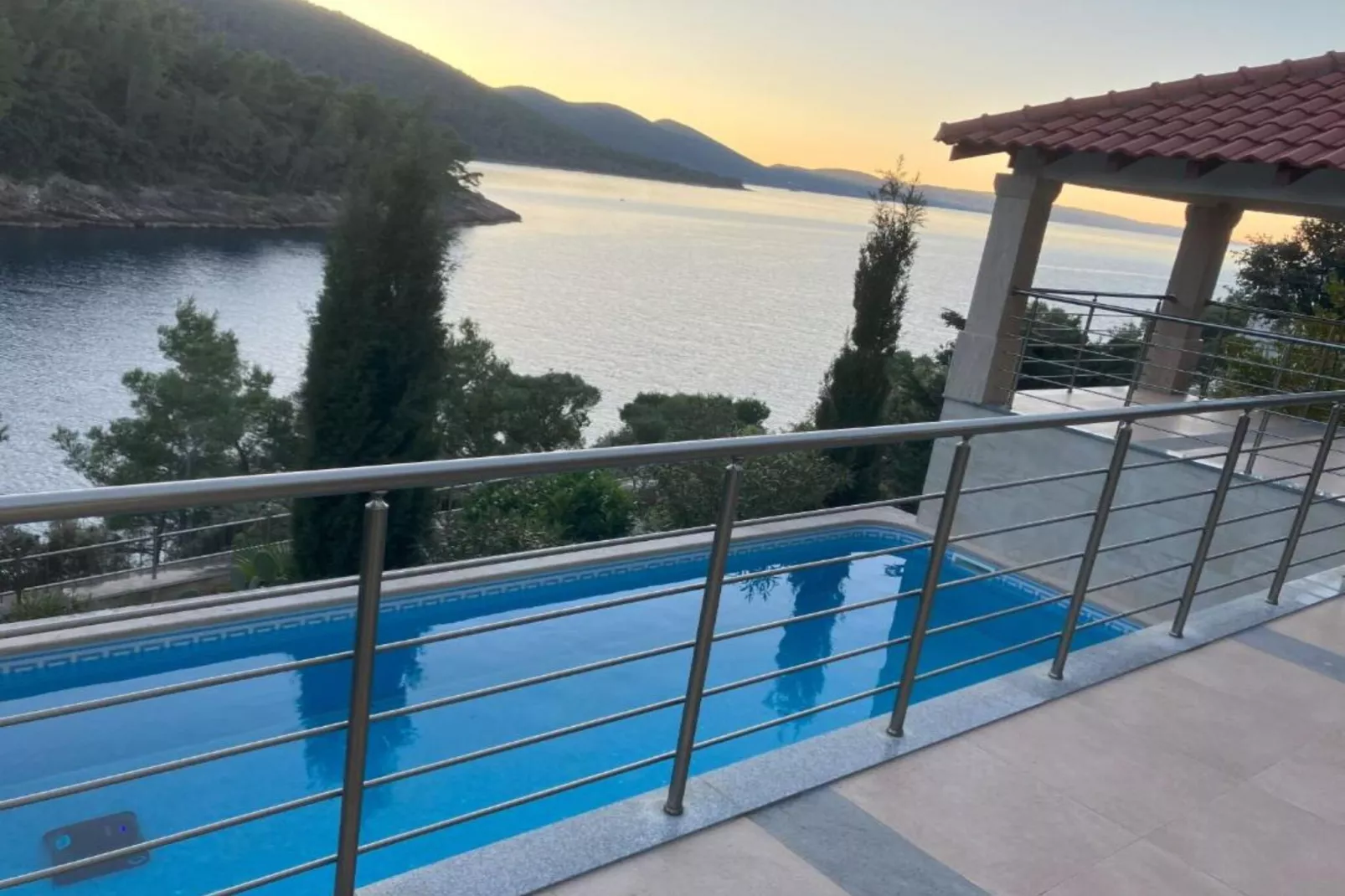 Beachfront Luxury Villa with Private Pool and Stunning Sea Views-Zwembad