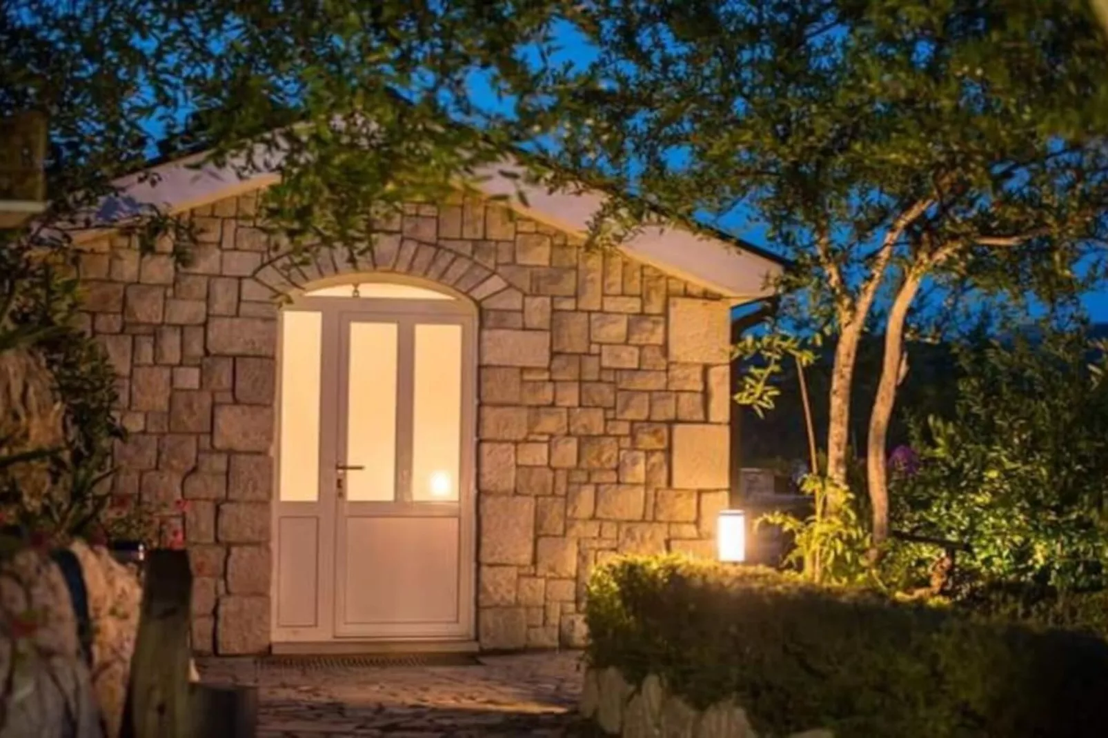 Two-Bedroom Apartment With Lake View-Buitenlucht