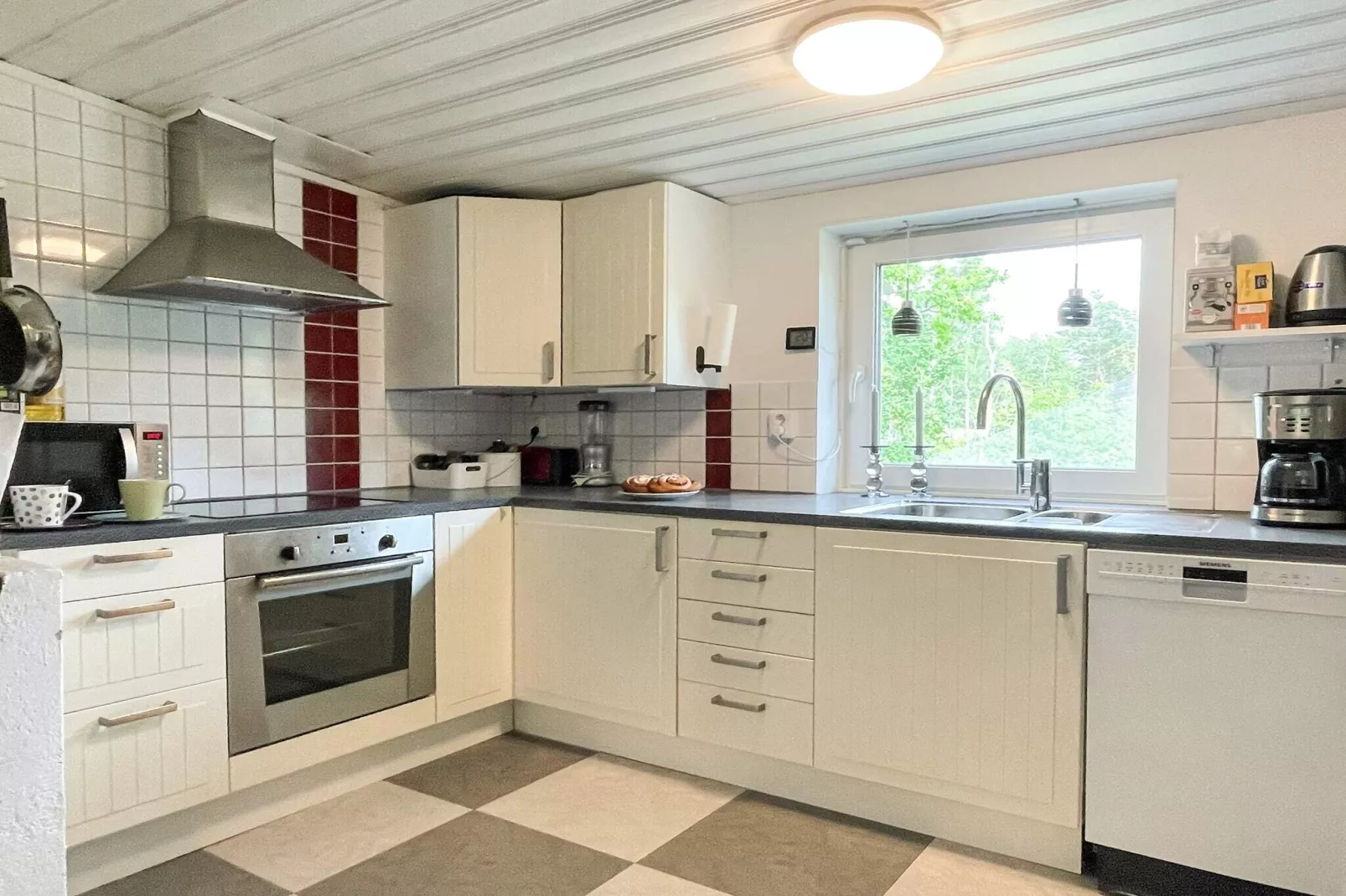 Villa in de archipel met zwembad en terras-Binnen