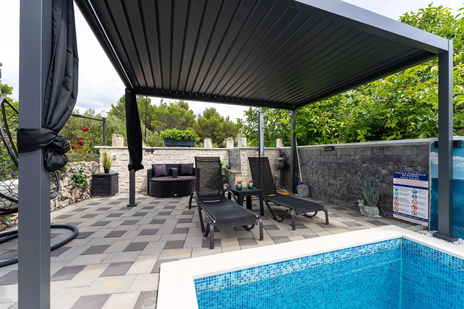 Apartment Nikita with private pool-Terrasbalkon