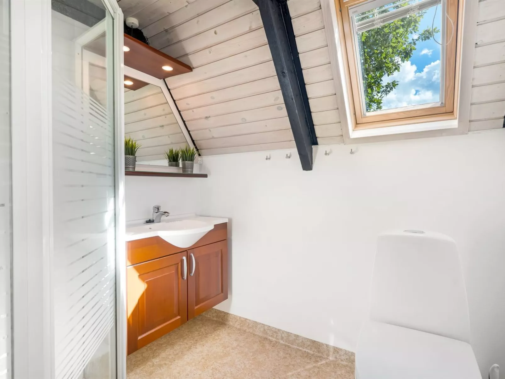 "Vladanka" -  from the sea-Binnen