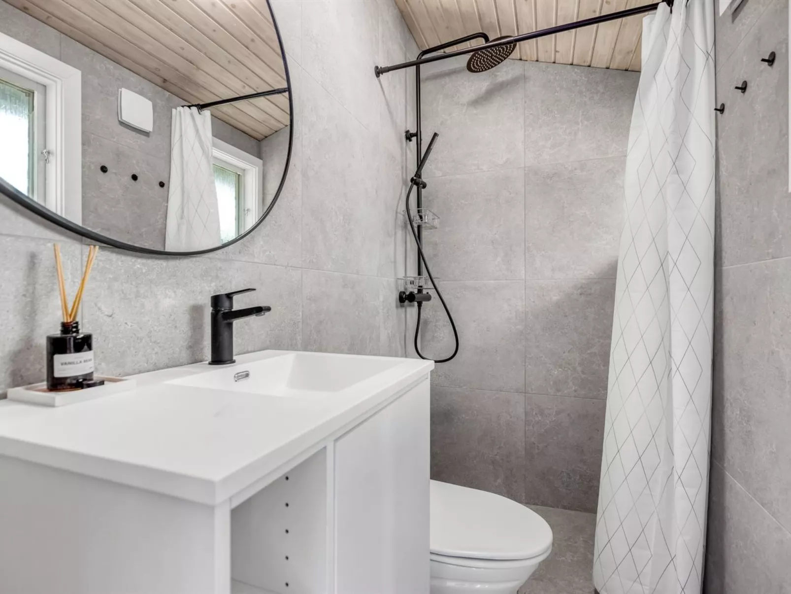 "Anabela" -  from the sea-Binnen