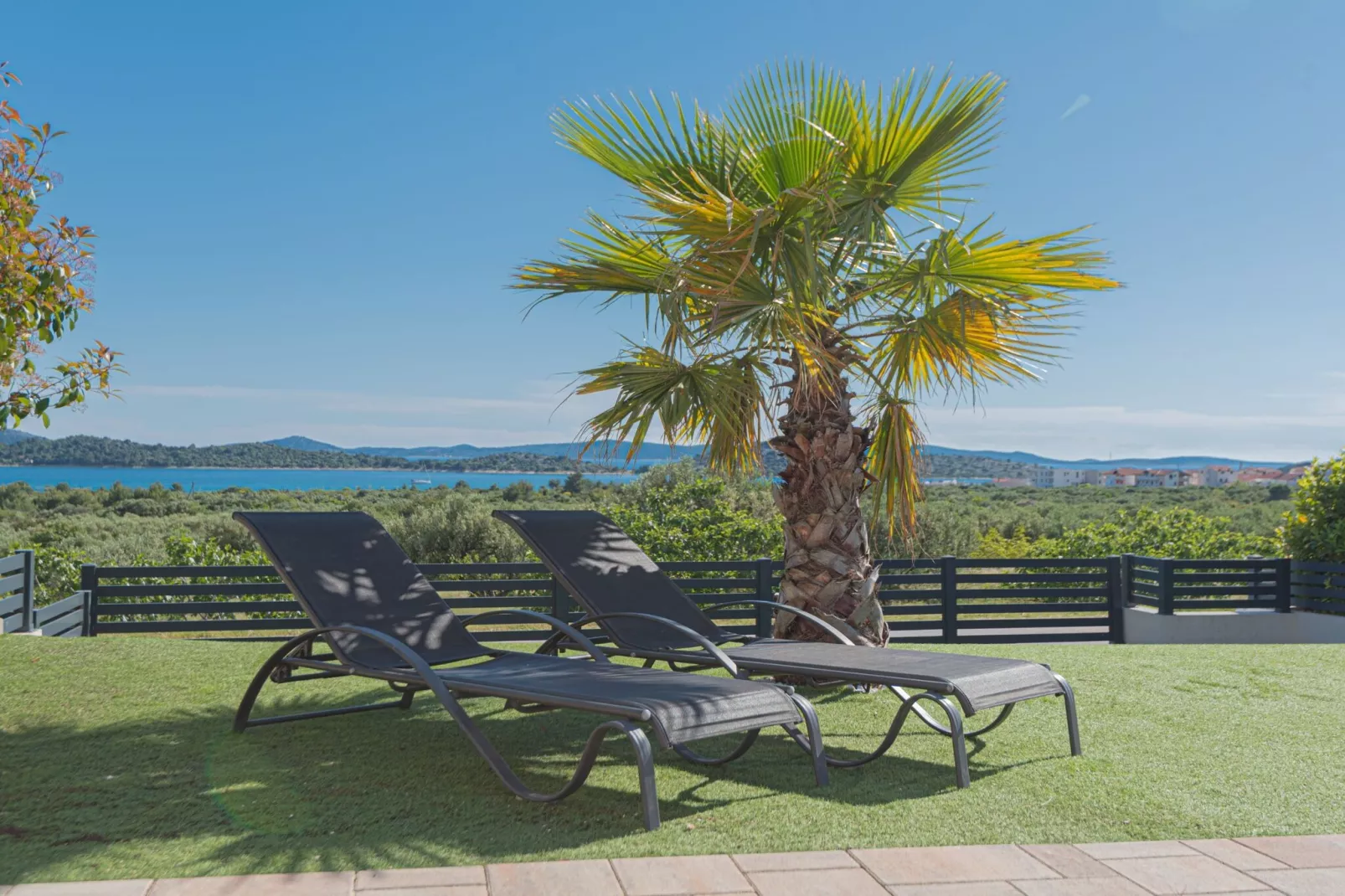 Four-Bedroom Villa With Pool-Buitenlucht