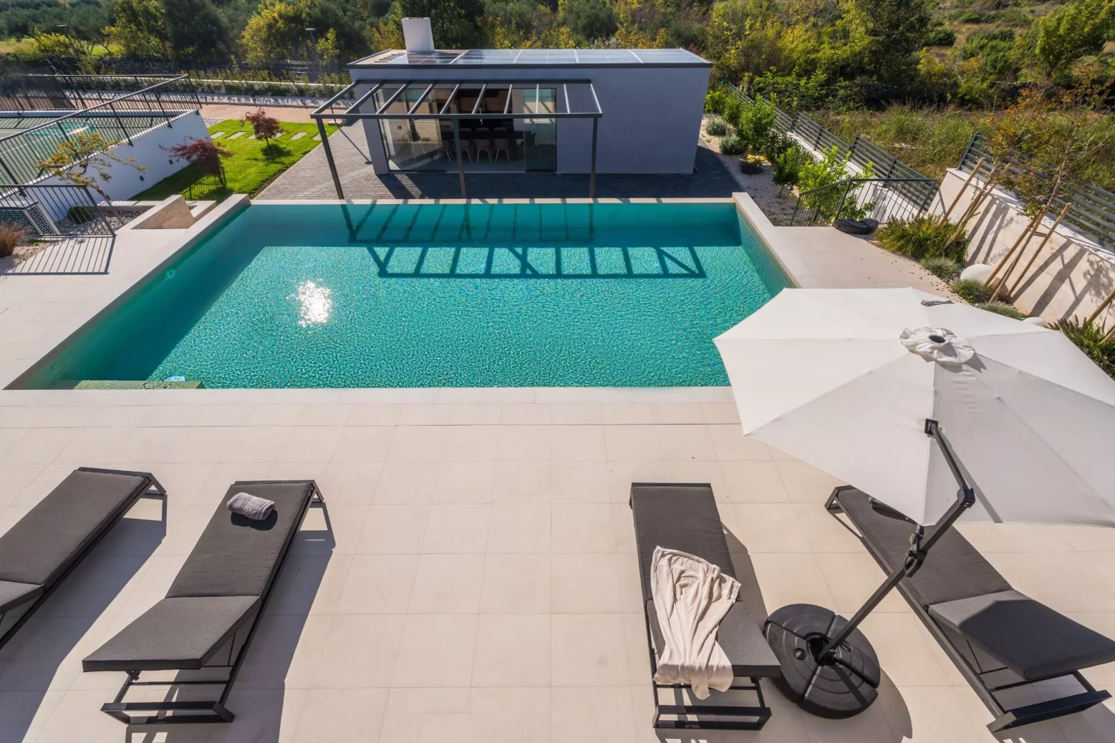 Villa Freedom - Five Bedroom House with Balcony-Zwembad