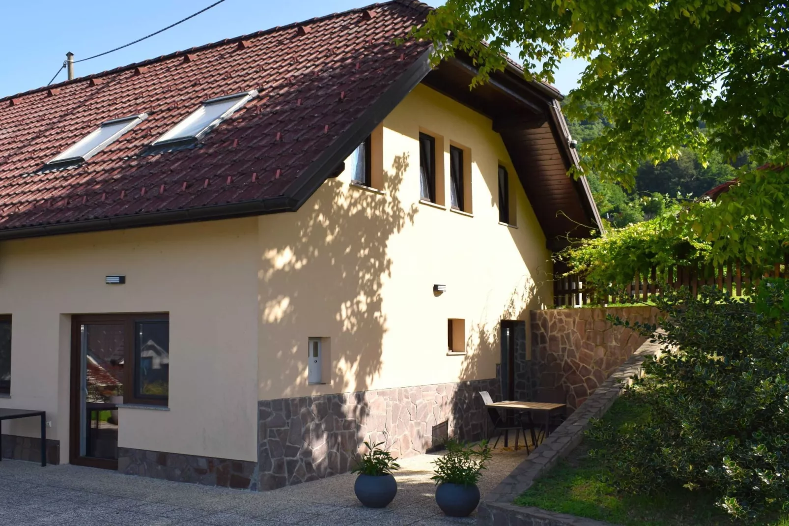 Zevnik Quiet Retreat with Stunning Views and Equestrian Activities - Family Room with Private Bathroom 8-Buitenlucht