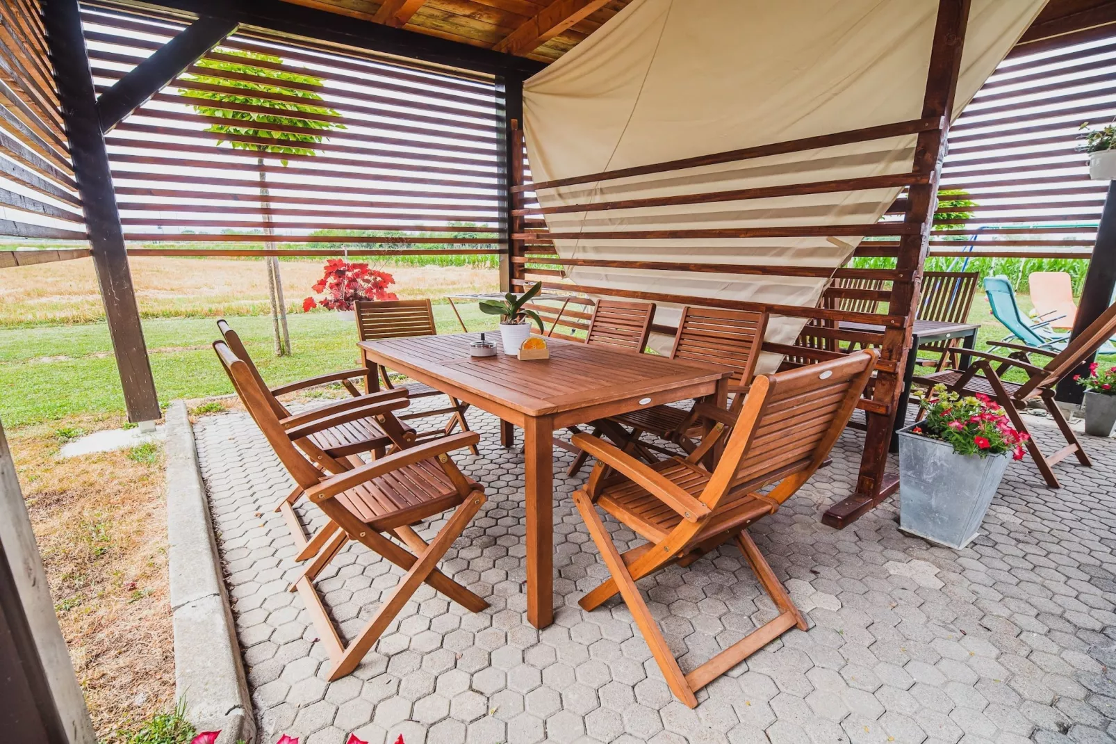 Elegant and Stylish Retreat Apartments with Terrace - Two Bedroom Apartment with Terrace-Buitenlucht