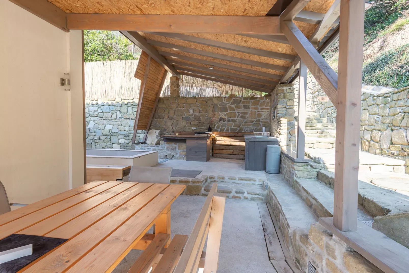 Family-Friendly Serene Retreat Holiday Home - Four Bedroom Holiday Home  with Terrace-Buitenlucht