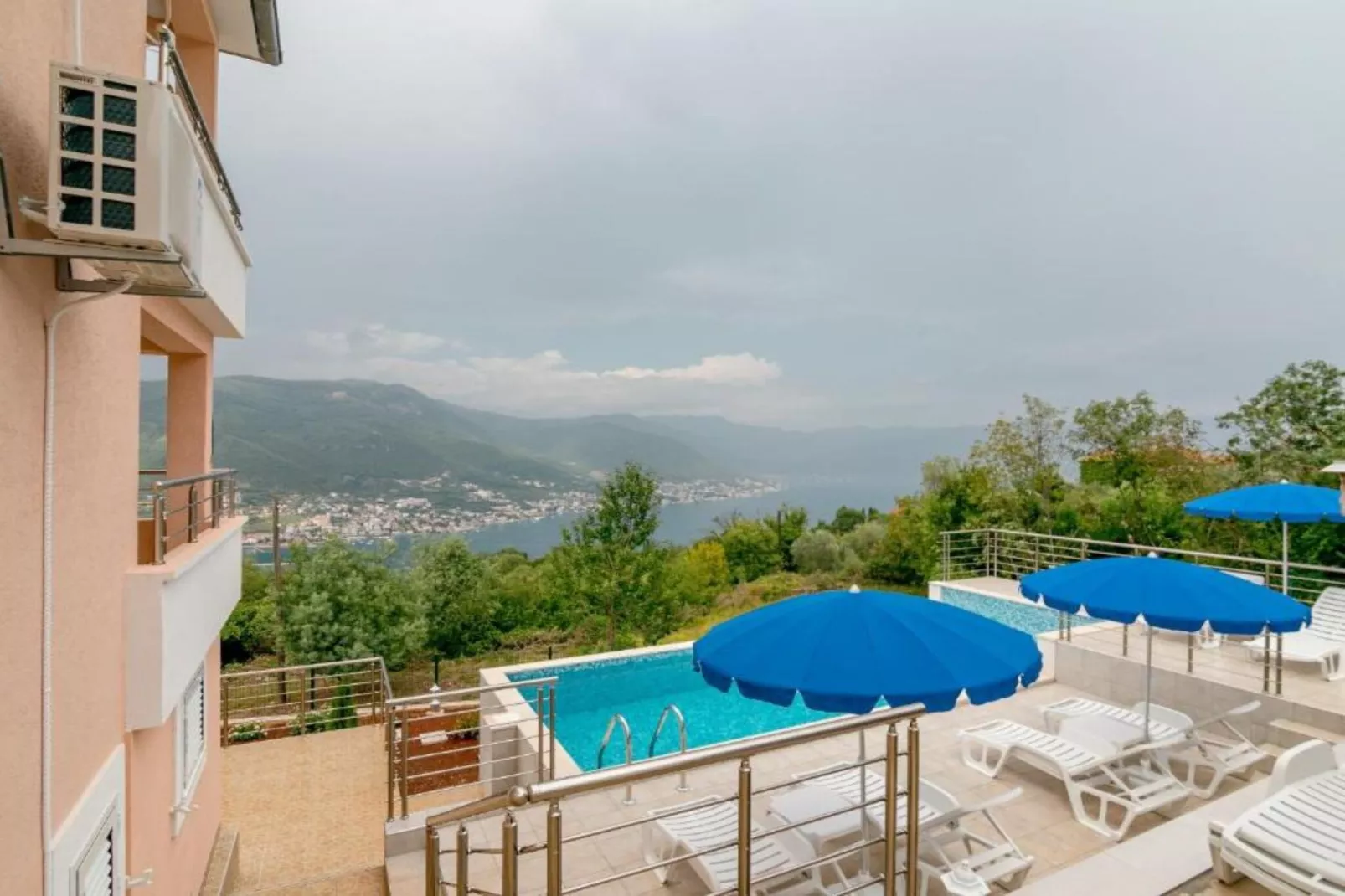 Tranquil Retreat with Private Pool in Lustica Bay - One Bedroom Apartment with Balcony and Sea View 2-Zwembad