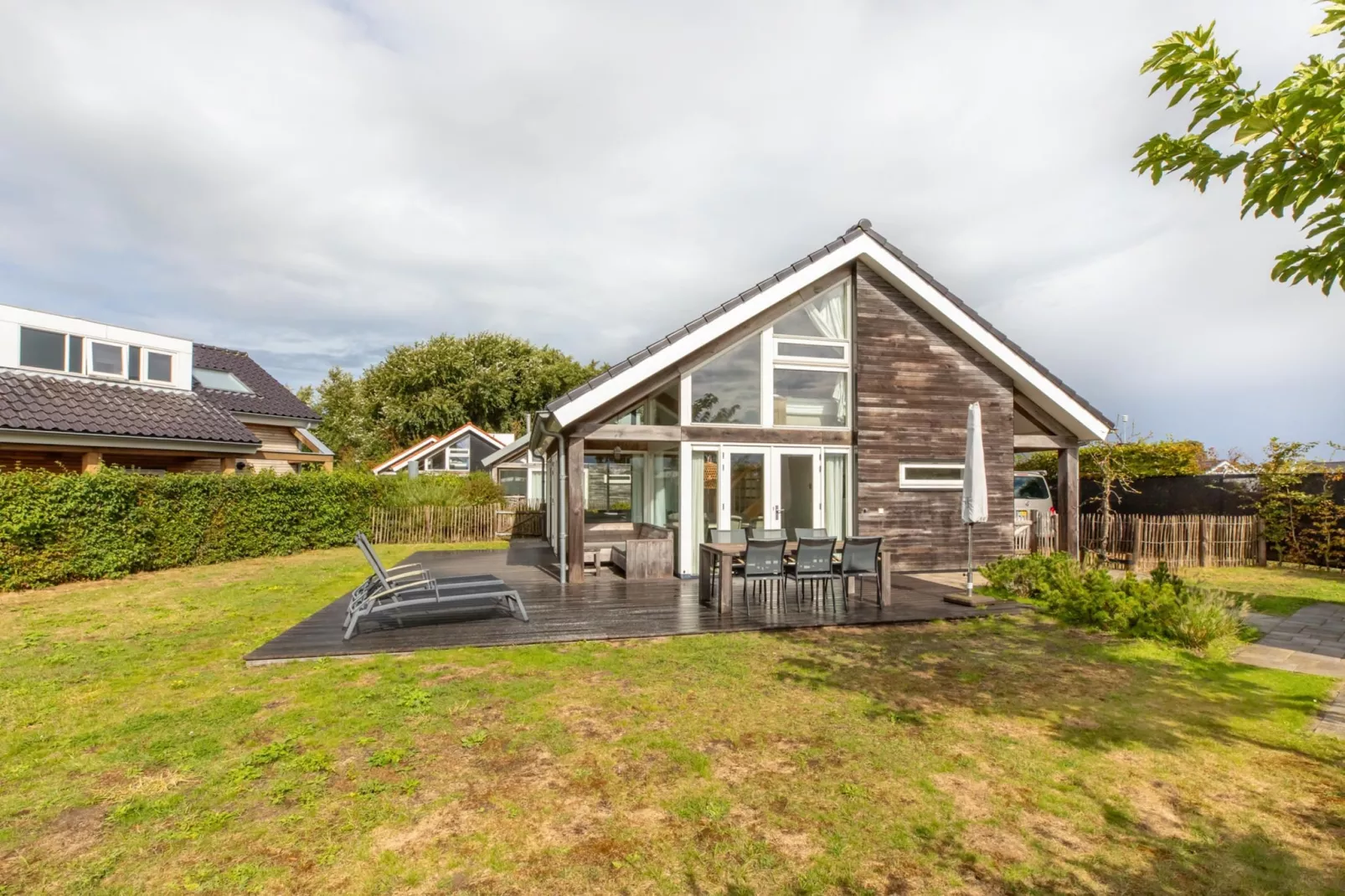 Zonnedorp Kavel 10 Renesse | Villa near the Beach & with Spacious Garden-Buitenkant zomer