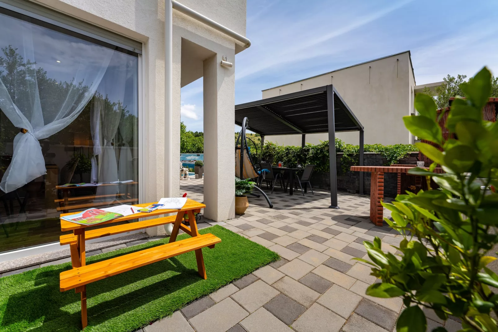 Apartment Nikita with private pool-Terrasbalkon