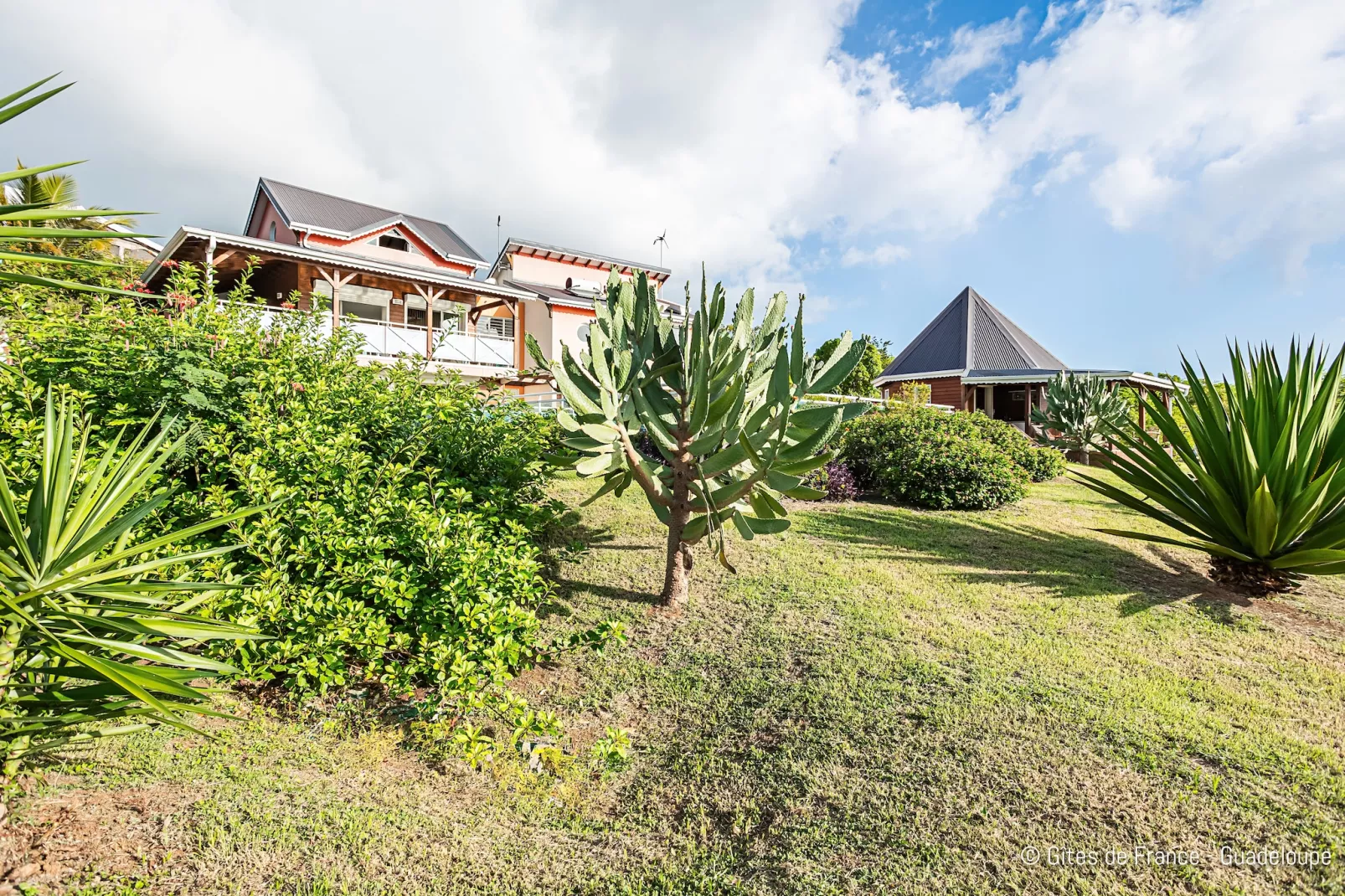 Complexe entier-Résidence-Villa-Salle de Bain amenagée-Vue mer-Tuinen zomer