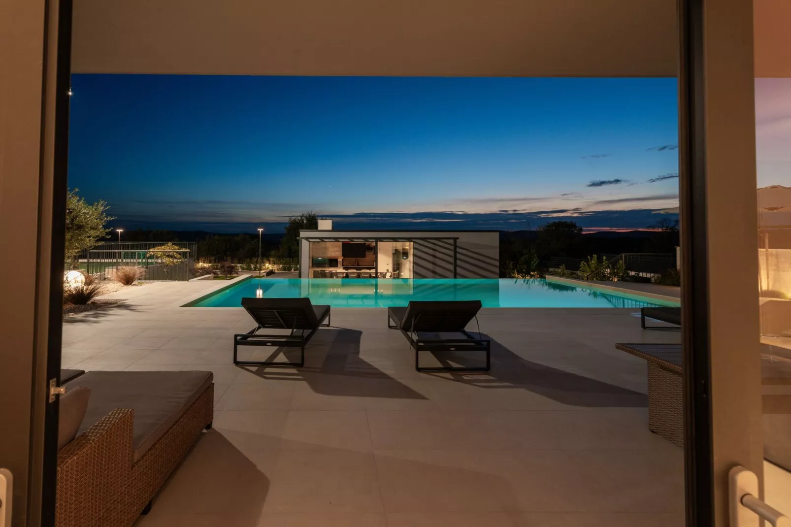 Villa Freedom - Five Bedroom House with Balcony-Zwembad