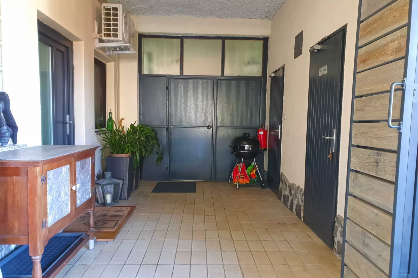 Bright and Sunny Apartment with Terrace - Two Bedroom Apartment with Terrace-Buitenlucht