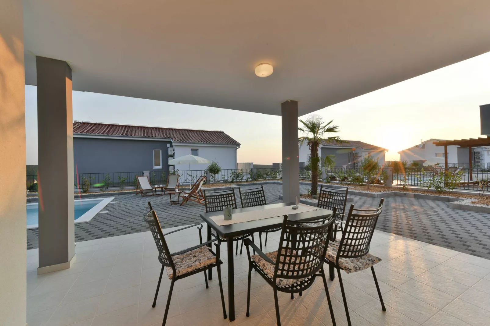 Luxury Escape with Swimming Pool & Modern Design -Deluxe Four Bedroom Villa with Private Pool (Villa 6)-Buitenlucht