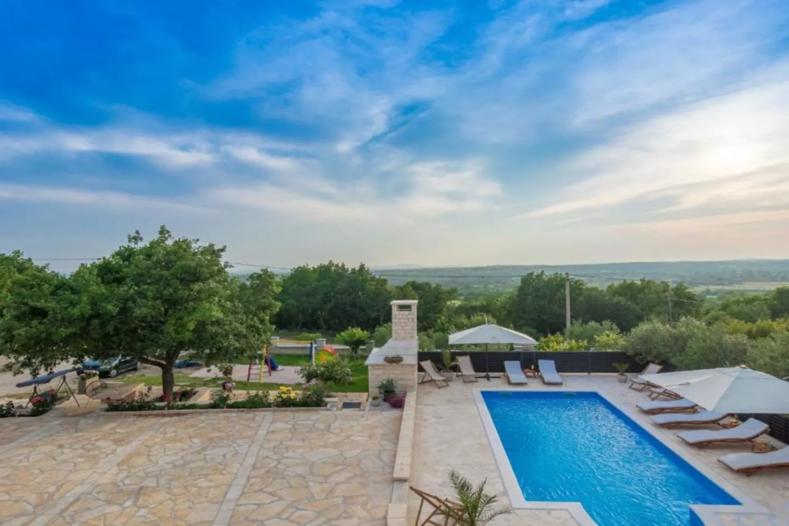 Holiday House BALEN with Swimming Pool - Six Bedroom Holiday House With Pool-Zwembad