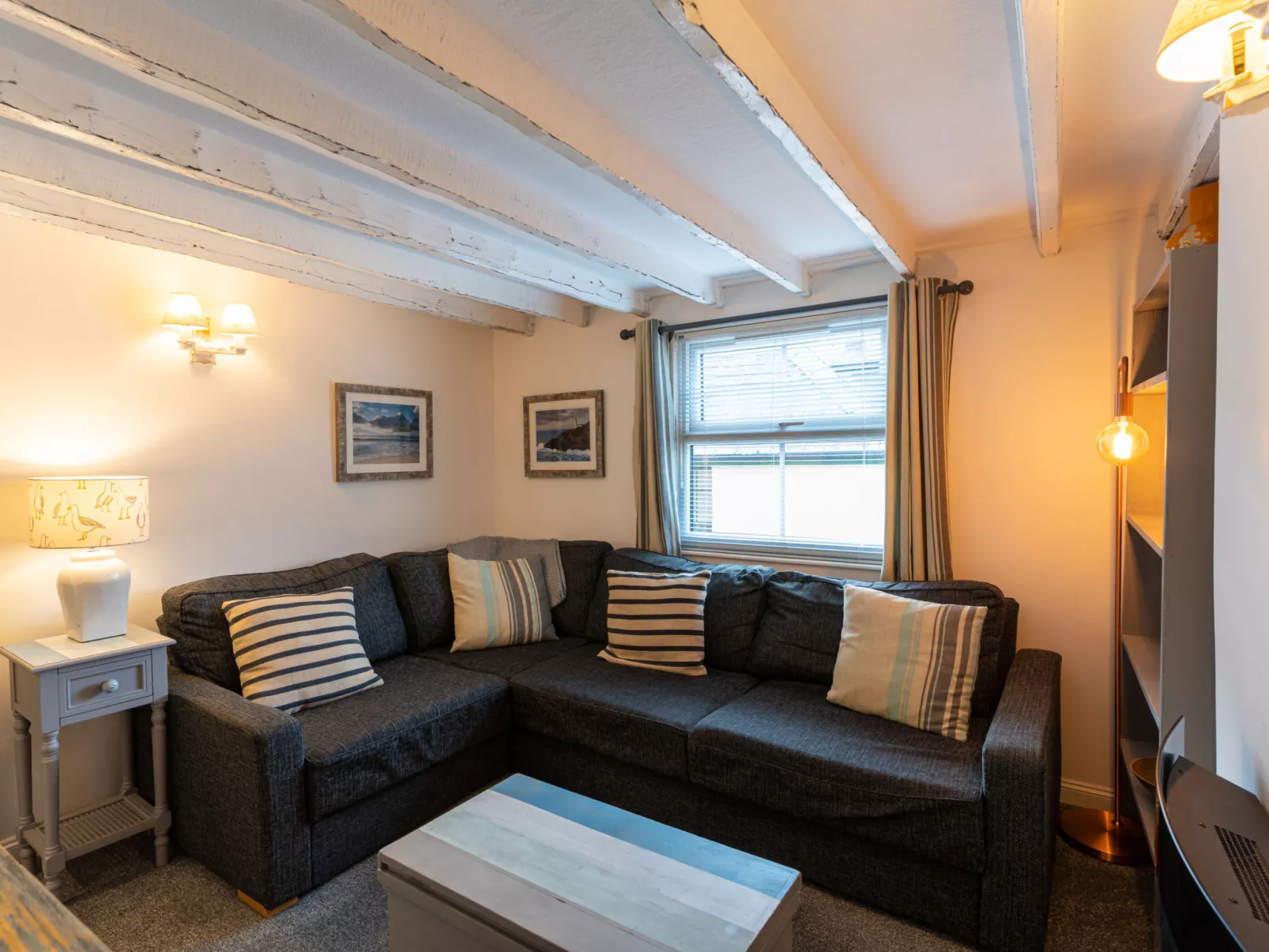 Old Harbour Cottage-Binnen