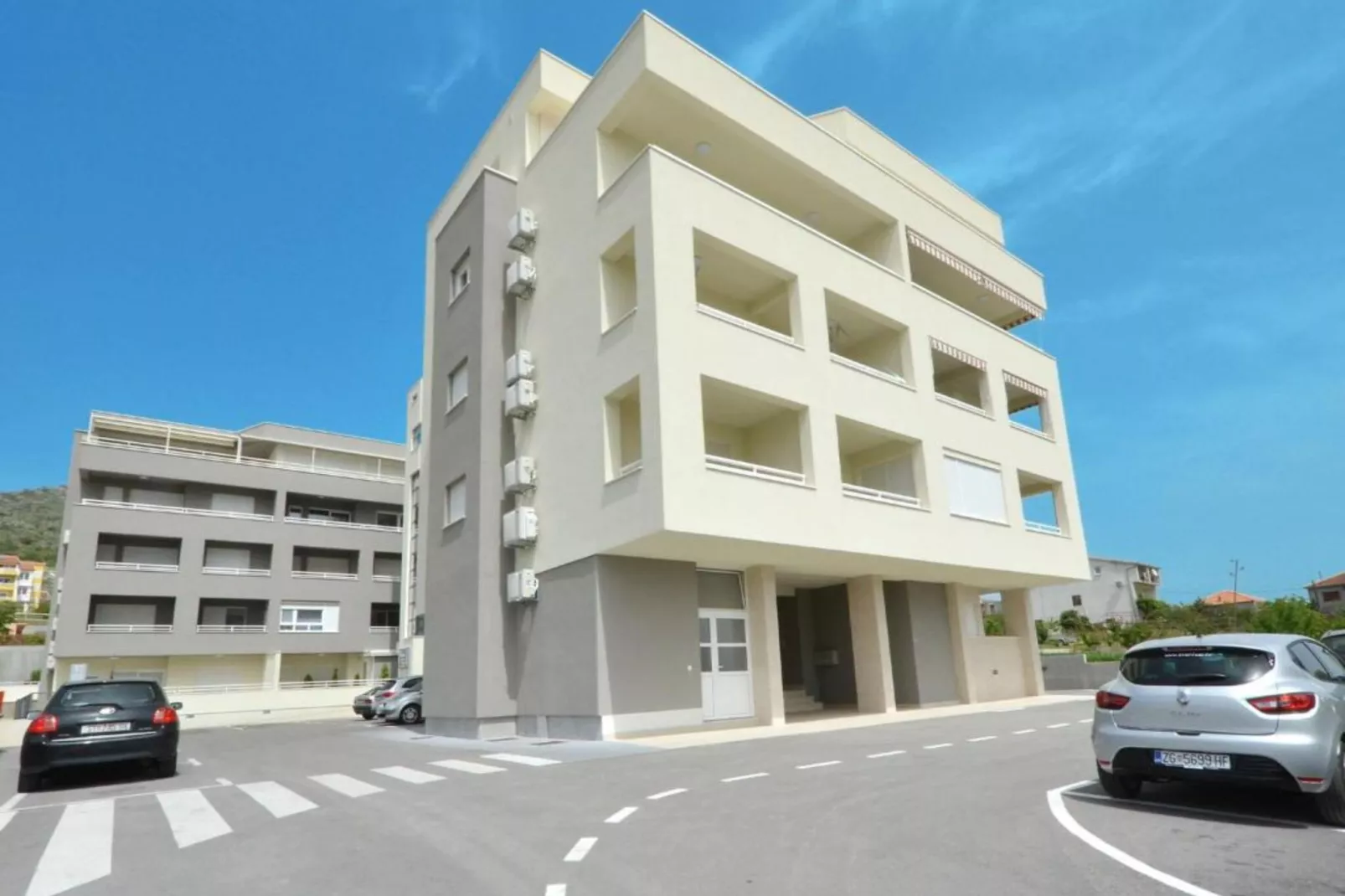 Apartment Sunshine Trogir - Three Bedroom Apartment with Balcony-Buitenlucht