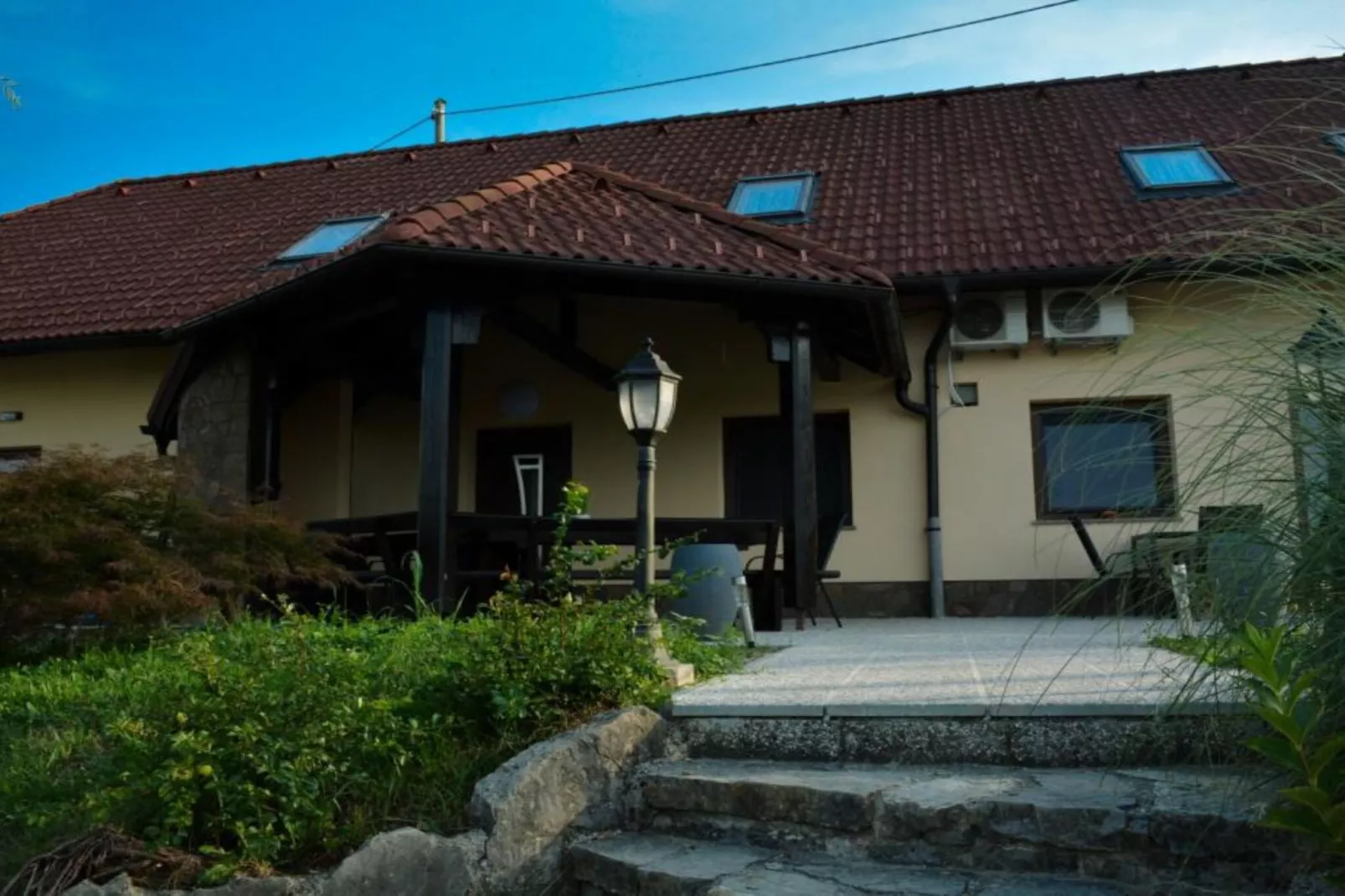 Zevnik Quiet Retreat with Stunning Views and Equestrian Activities - Standard One Bedroom Apartment-Buitenlucht