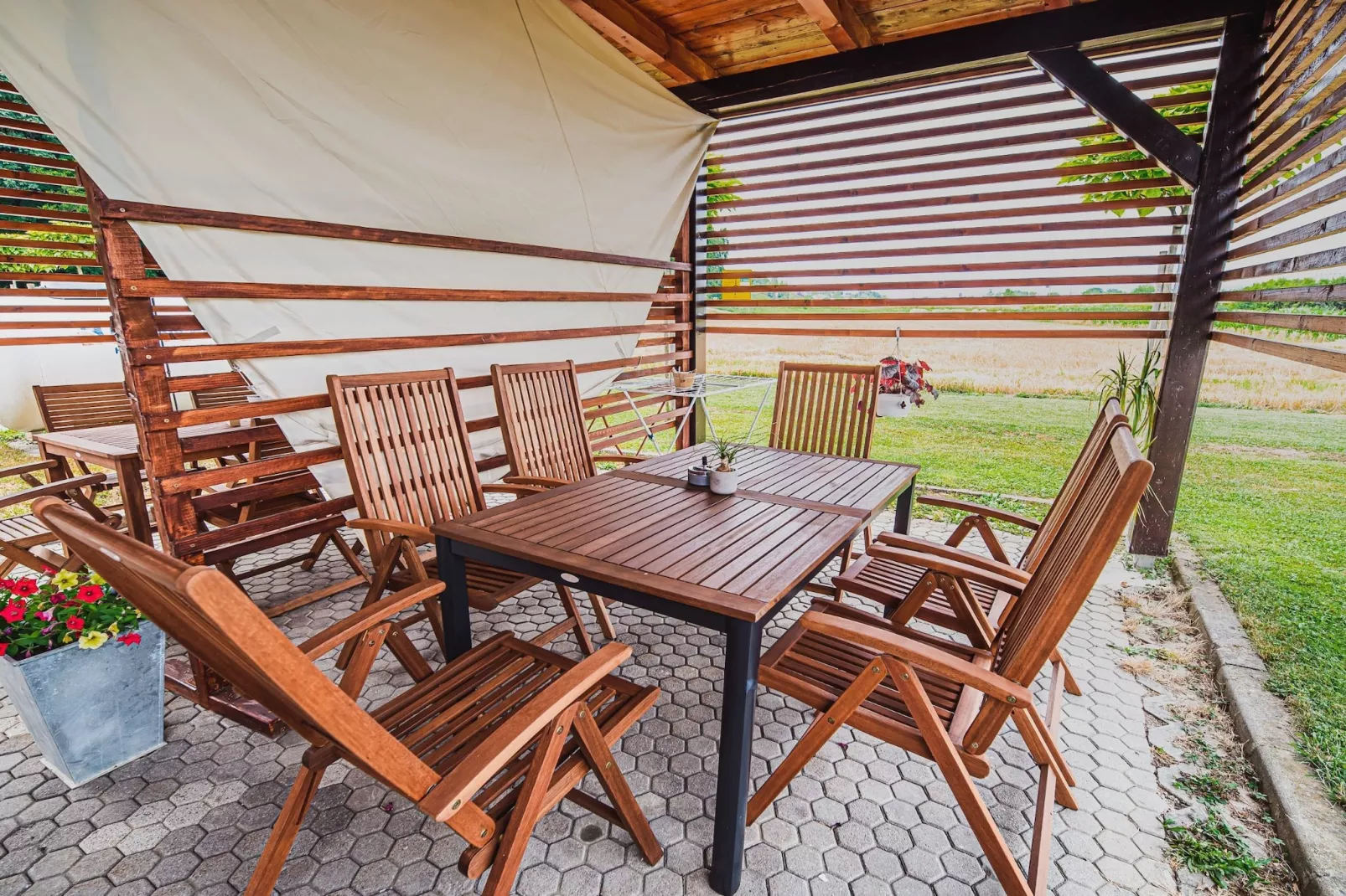 Elegant and Stylish Retreat Apartments with Terrace - Two Bedroom Apartment with Terrace-Buitenlucht