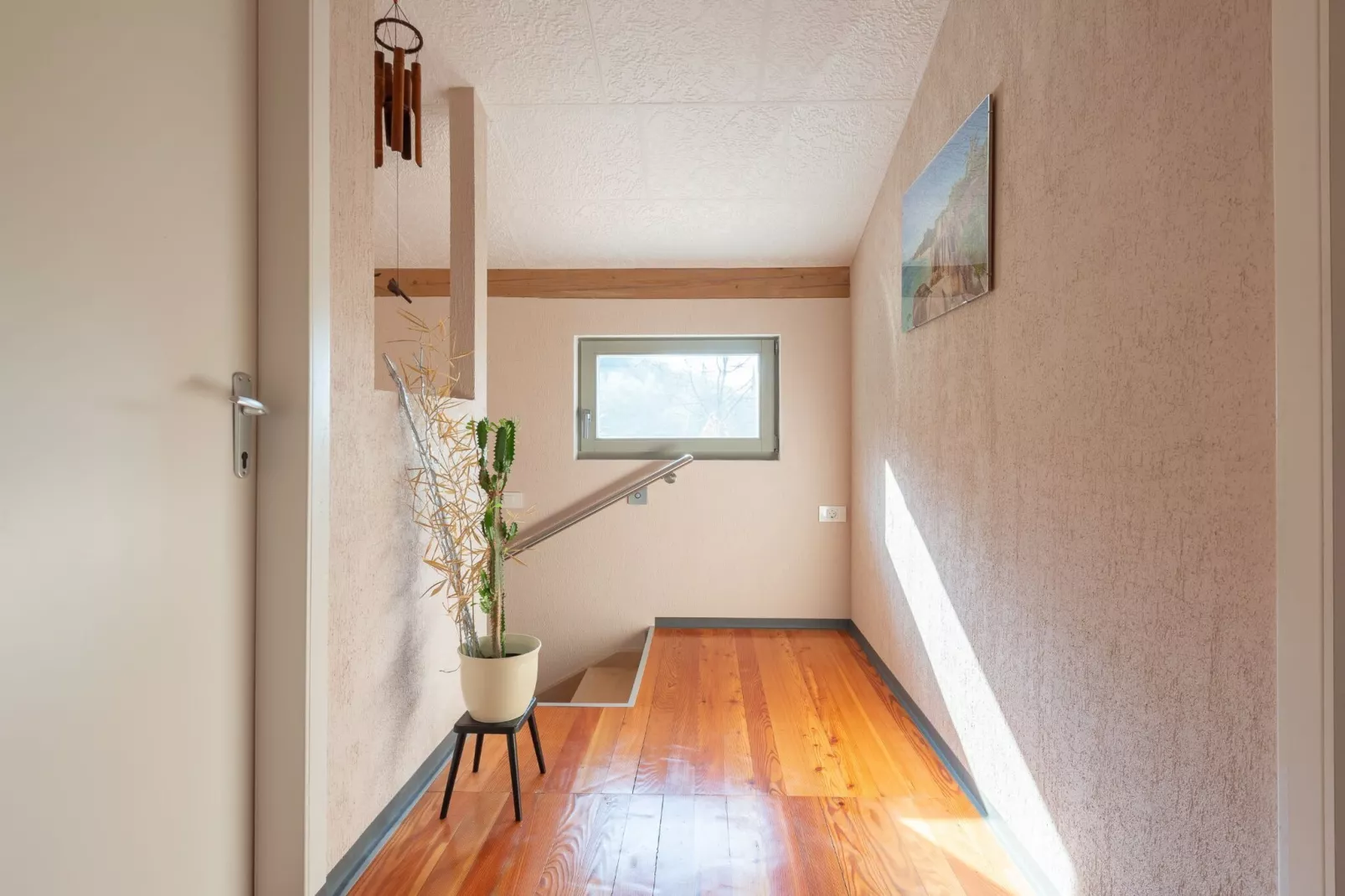 Family-Friendly Serene Retreat Holiday Home - Four Bedroom Holiday Home  with Terrace-Binnen