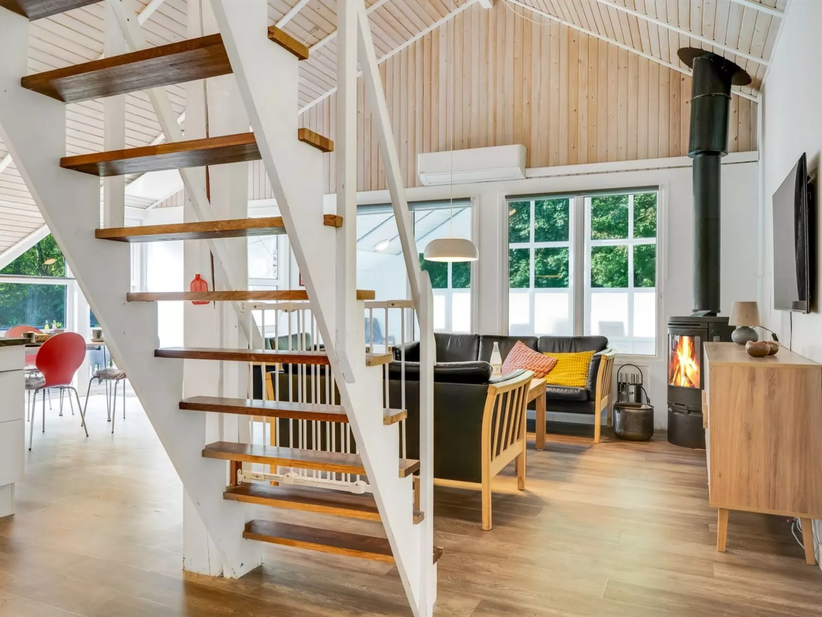 "Eisa" - 300m to the fjord-Binnen