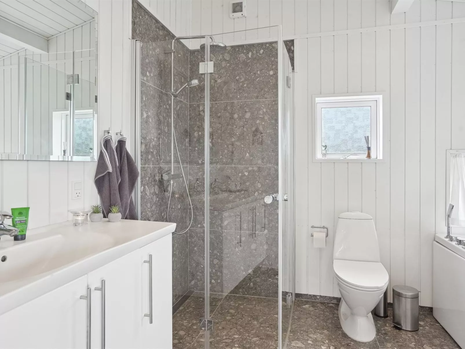 "Dyri" - 75m from the sea-Binnen