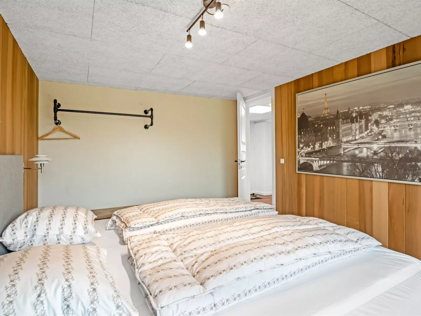 "Tonna" -  from the sea-Binnen