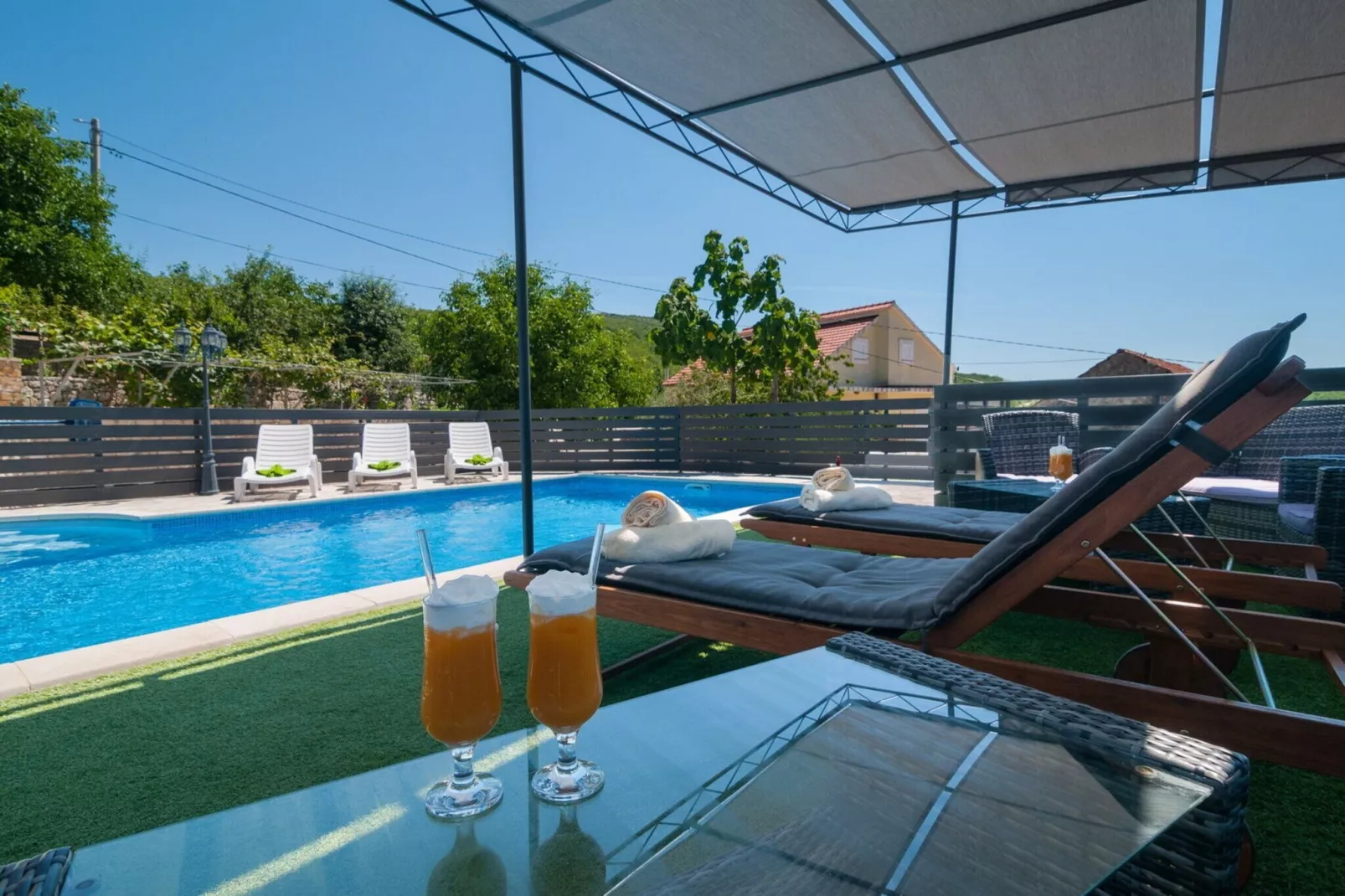 Five-Bedroom Home-Zwembad