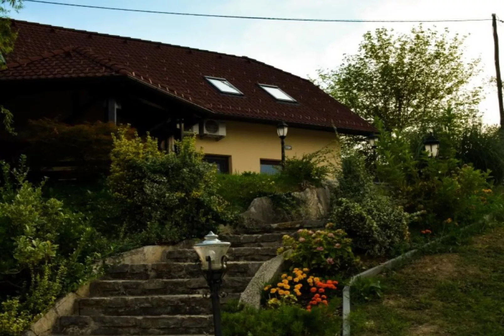 Zevnik Quiet Retreat with Stunning Views and Equestrian Activities - One Bedroom Apartment-Buitenlucht