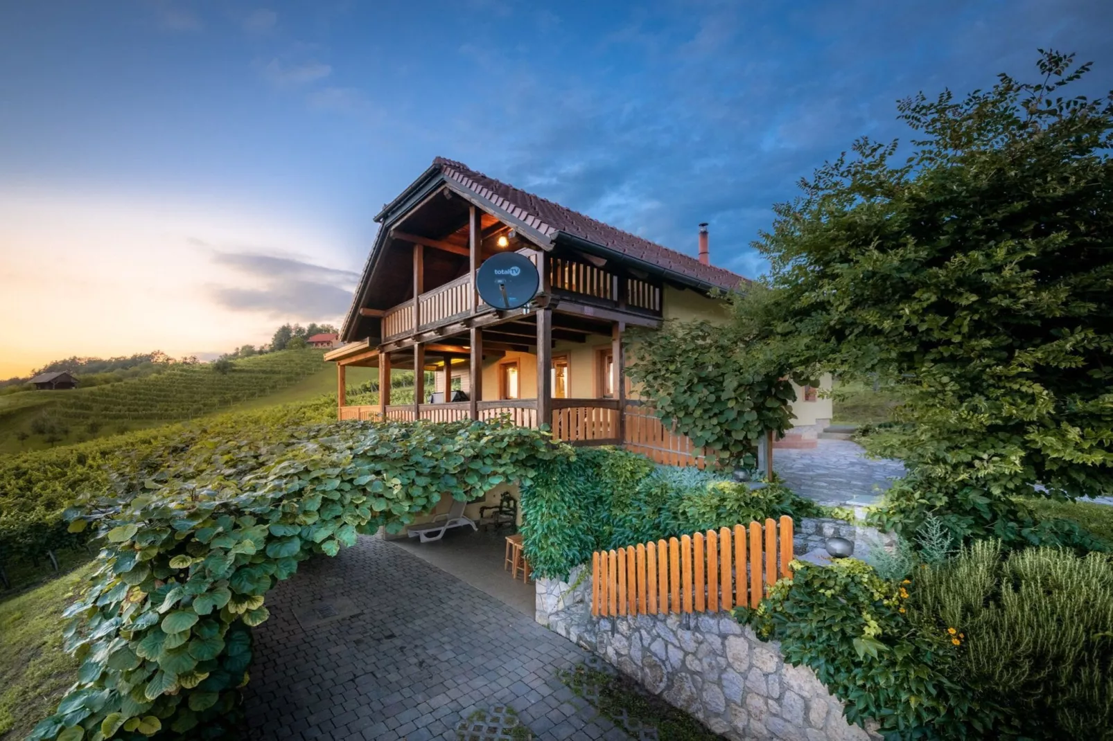 Vivid Hillside Country House with Hot-Tub and Sauna - Two Bedroom Country House-Buitenlucht