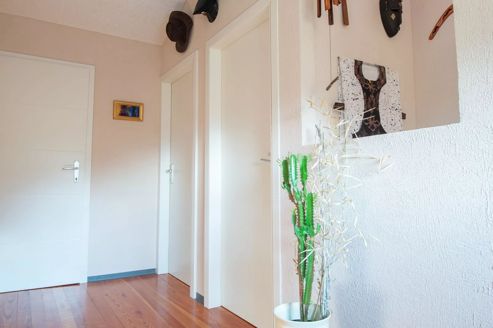 Family-Friendly Serene Retreat Holiday Home - Four Bedroom Holiday Home  with Terrace-Binnen