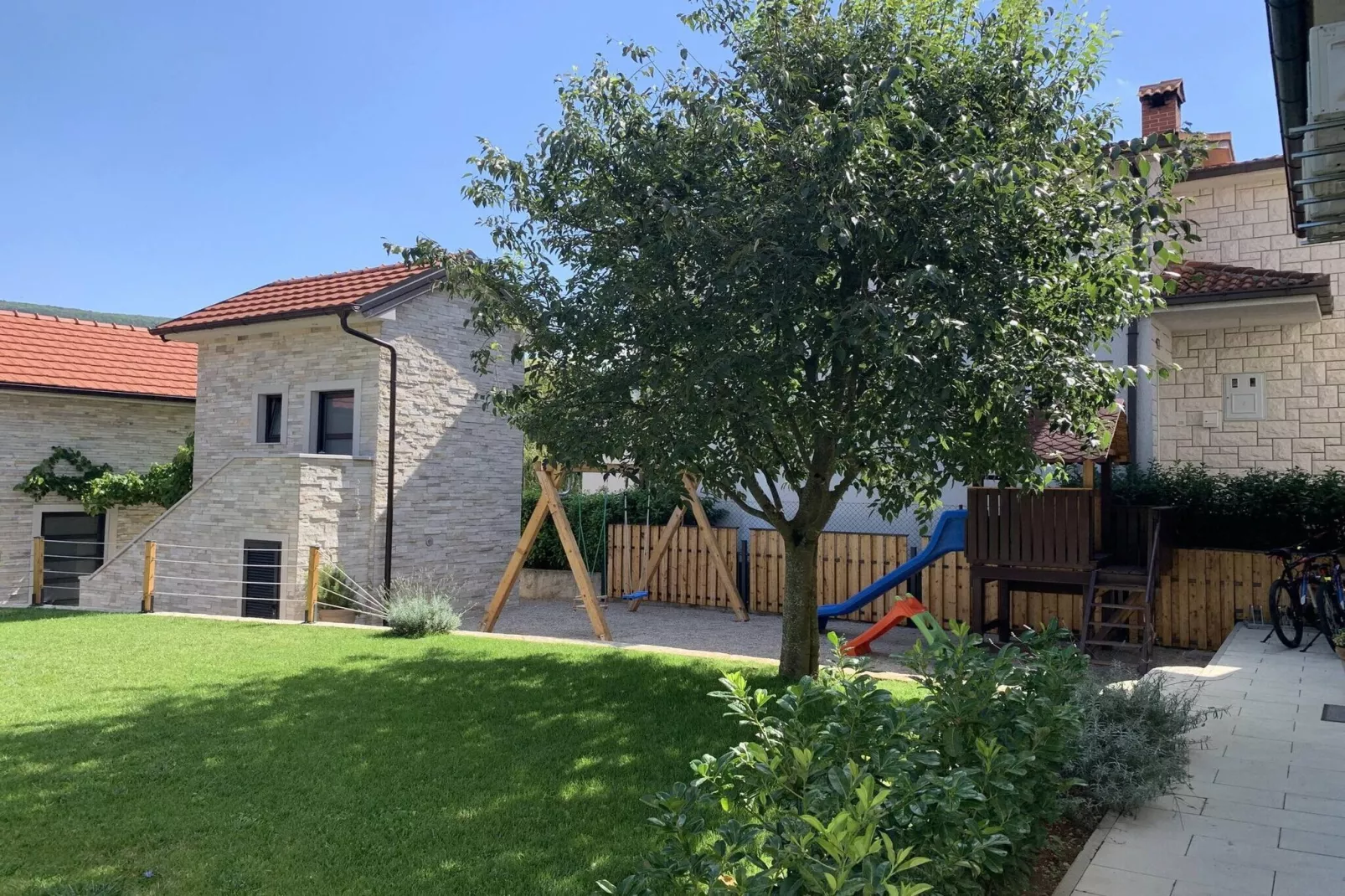 Luxury Villa Prolozac-Tuinen zomer