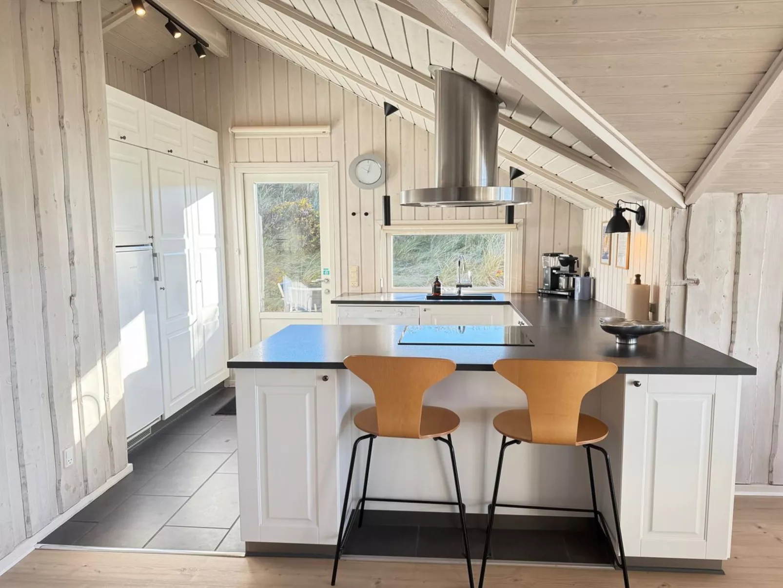 "Velena" -  from the sea-Binnen