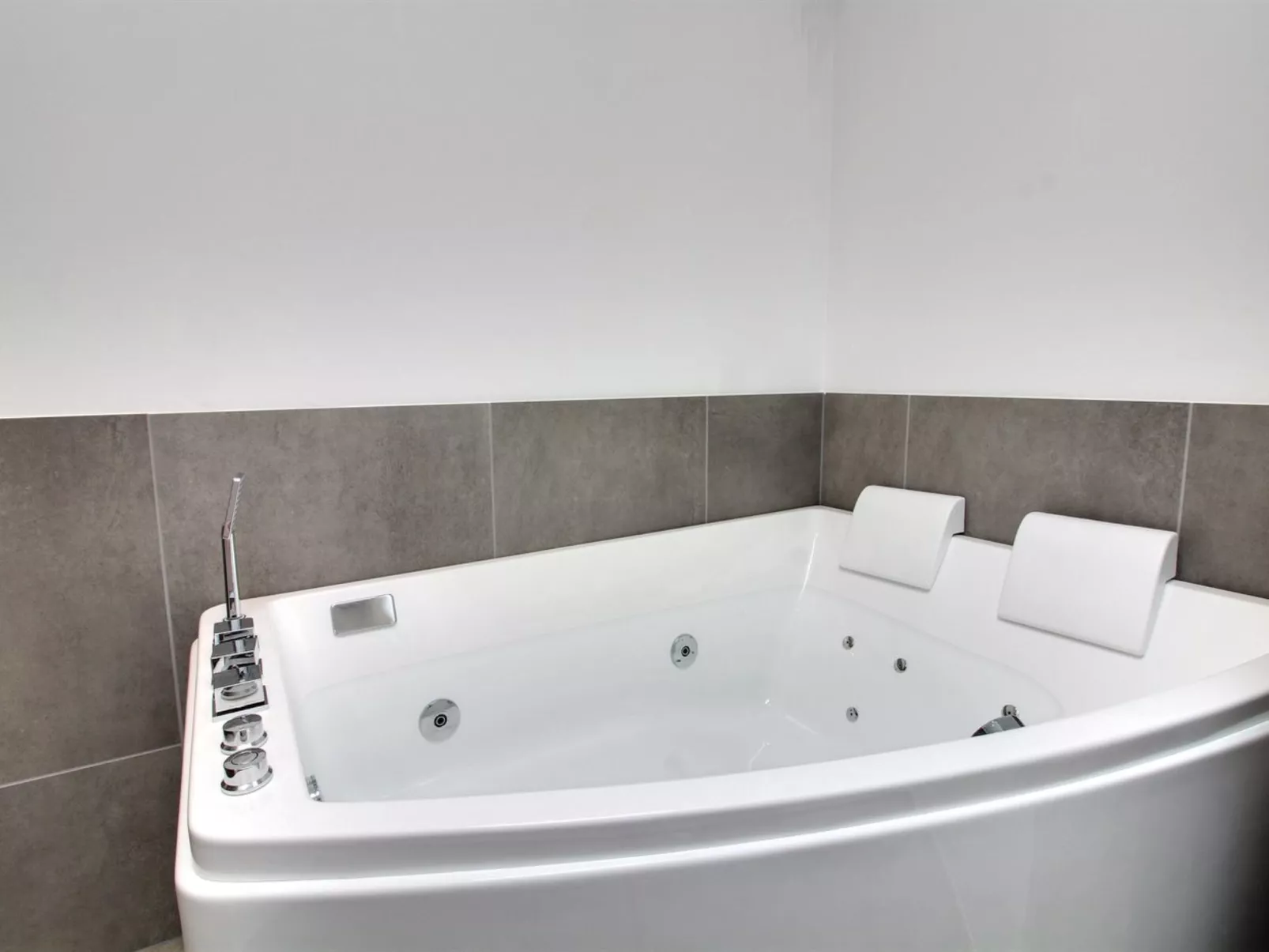 "Anuk" - 2.3km from the sea-Binnen