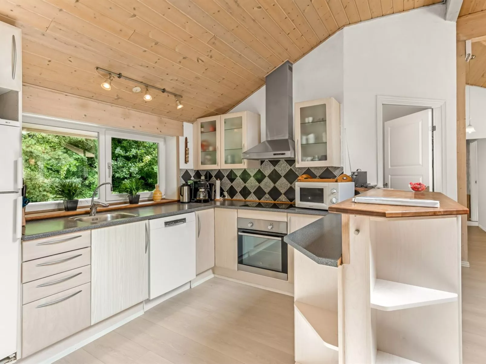 "Samine" - 2km from the sea-Binnen