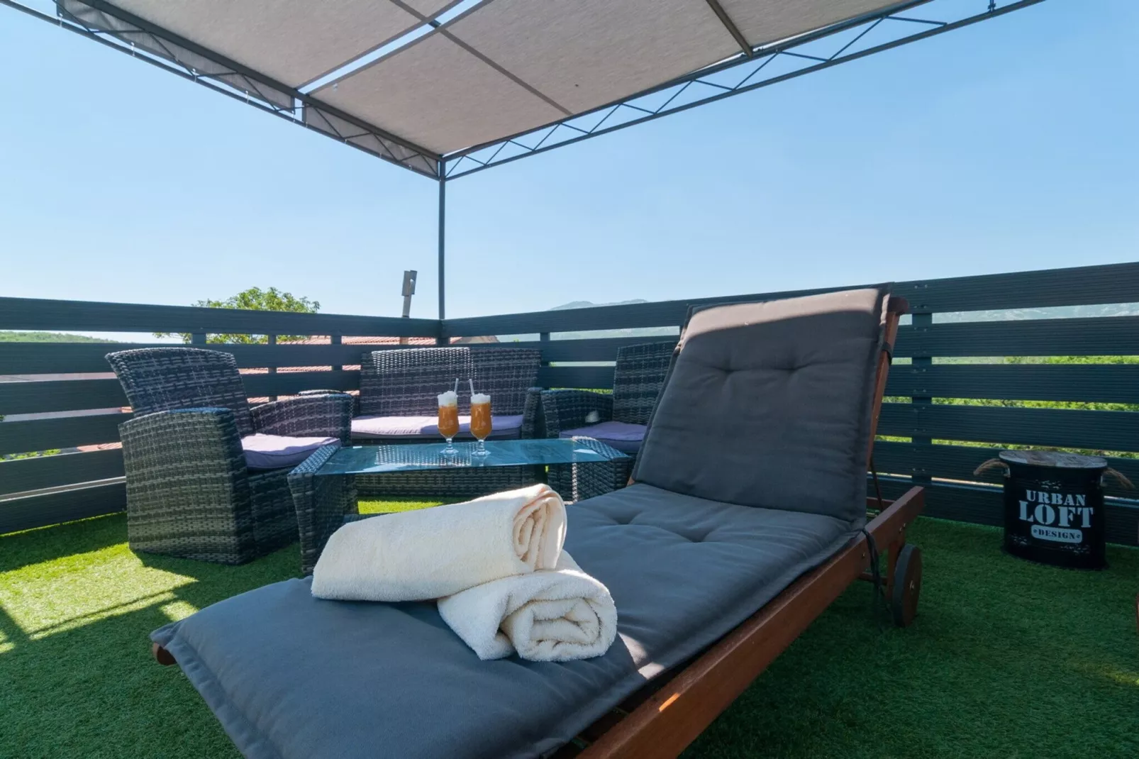 Five-Bedroom Home-Zwembad